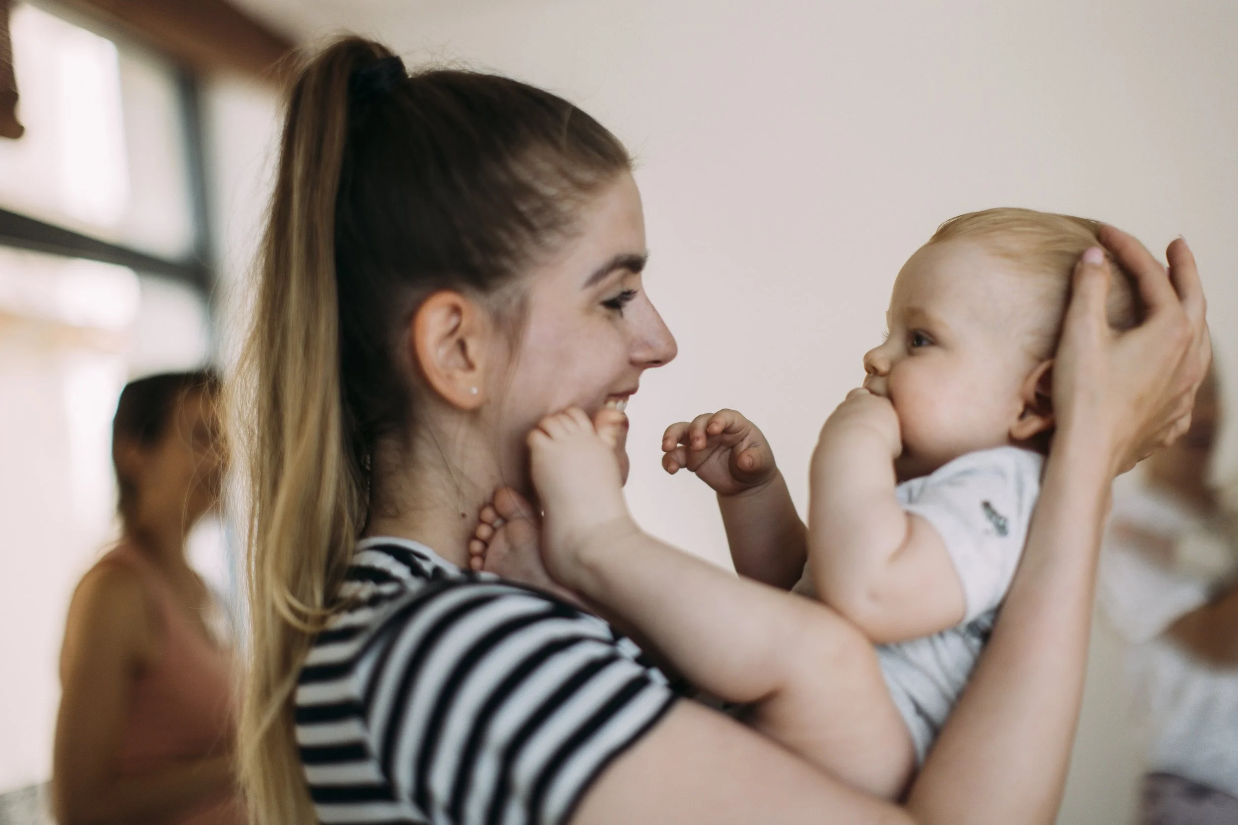 Miminka v období pivotování a prvních pokusů o lezení během lekce BabYogy zaměřené na psychomotorický vývoj a senzorickou integraci ve studiu POHLED na Praze 7 na Letné.