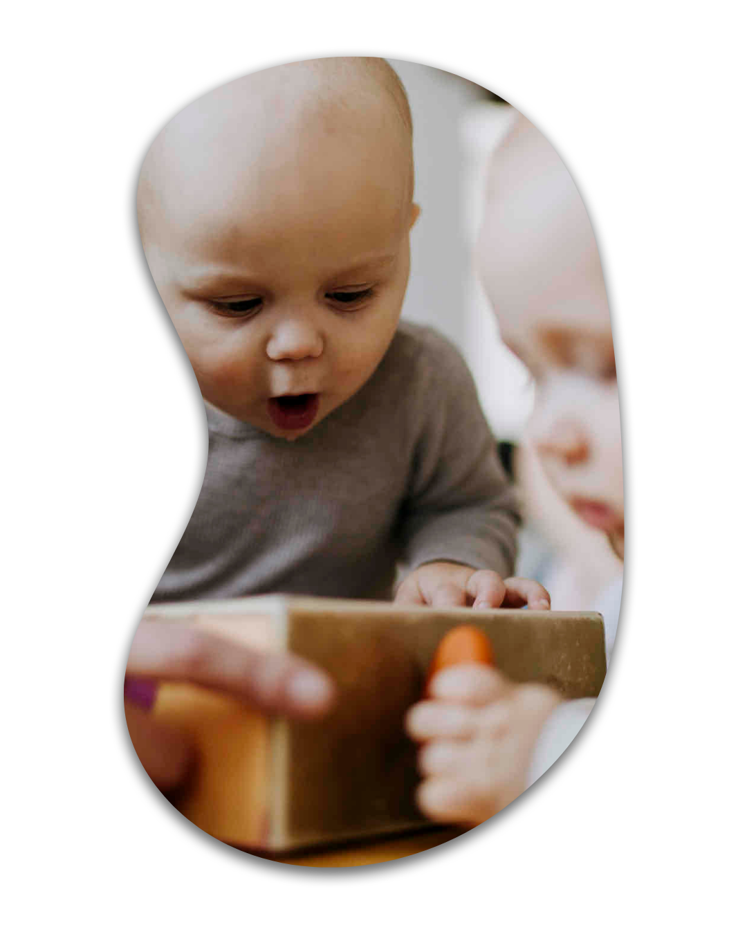 Společné cvičení maminky s miminkem během ukázkové lekce BabYogy podporující psychomotorický vývoj.