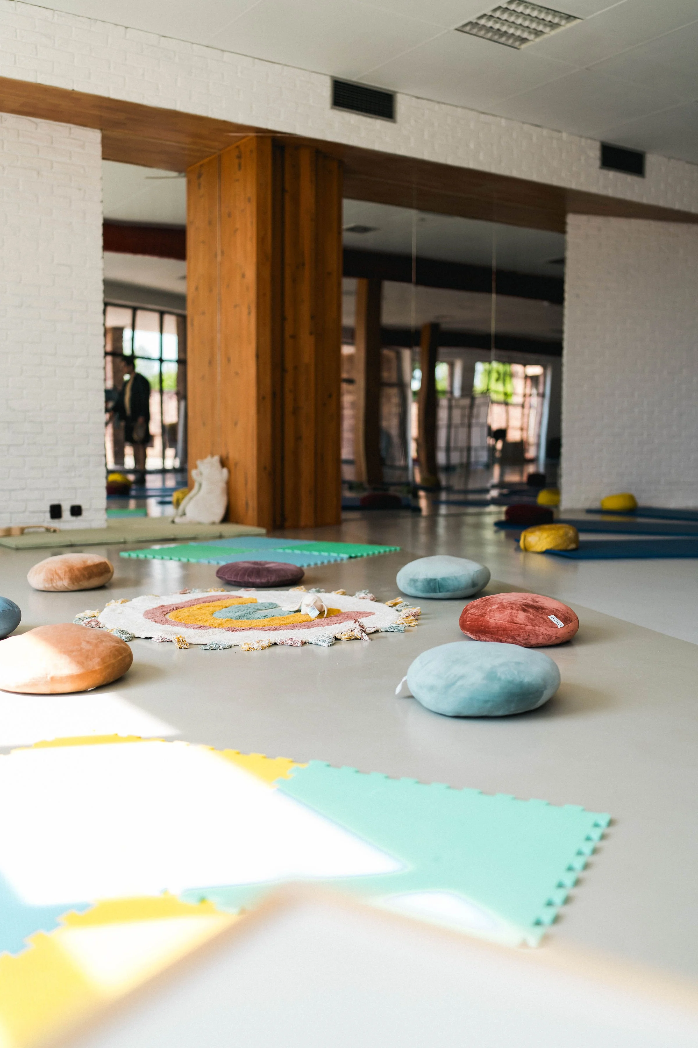 Společná BabYoga pro rodiče s batolaty a dětmi během Rodinného wellness v resortu PO.SPOLU.