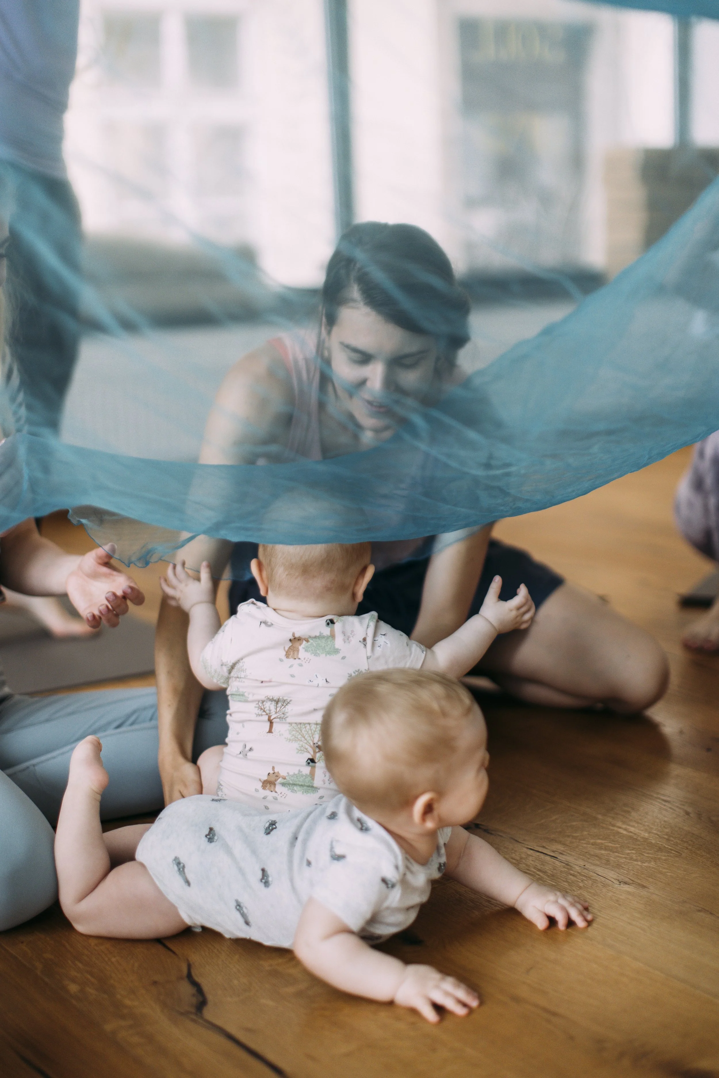Cvičení BabYoga Praha 5 Smíchov – jemná podpora psychomotorického vývoje miminek od 2 měsíců, handling, senzomotorika a vědomá práce s miminkem.
