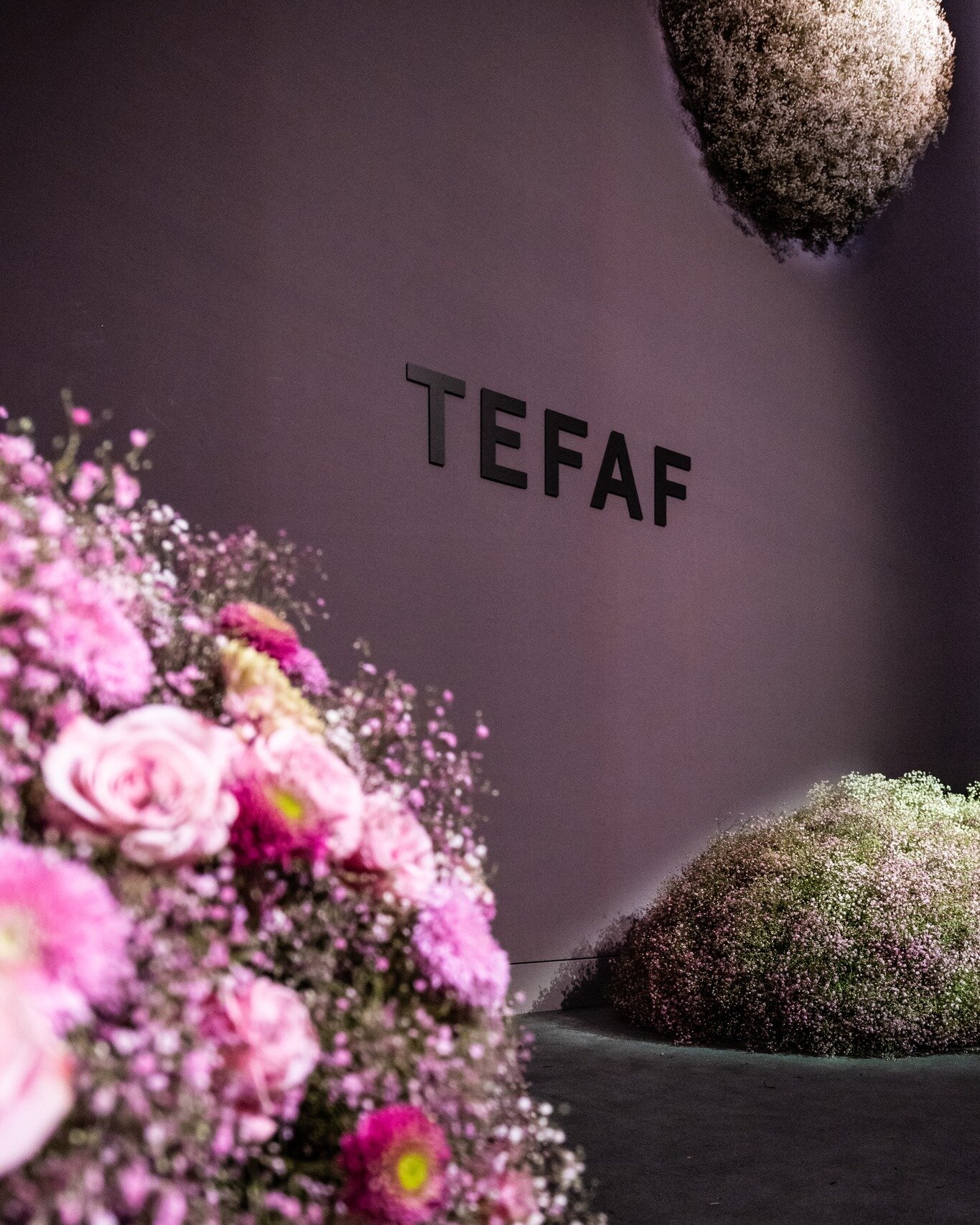 Thrilled to share the news - I'm back with the @TEFAF photography team for the fourth time! 📸✨ Excited to capture the magic of this incredible art fair once again. 
.
My favorite moments? When people engage with the artwork. Each shot feels like a c