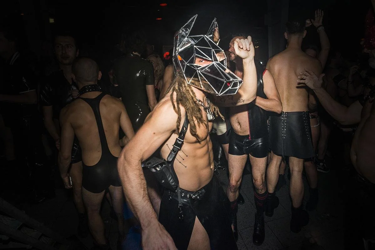 we-zagen-veel-latex-leer-sm-en-een-buttplug-tijdens-wasteland-body-image-1449148740.jpg