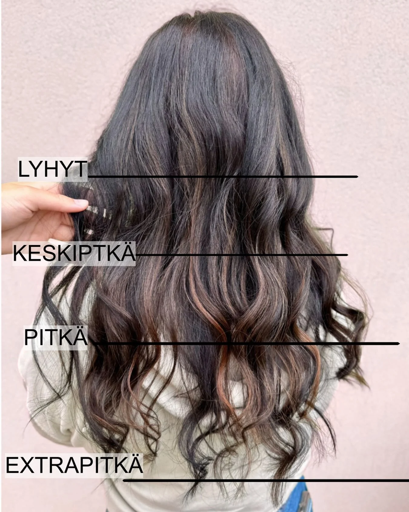 **Lyhyet, keskipitk&auml;t, pitk&auml;t tai extrapitk&auml;✂️**

Etk&ouml; ole varma, mihin pituusluokkaan hiuksesi kuuluvat? 🤔

Ei h&auml;t&auml;&auml;! T&auml;m&auml;n kuvan avulla voit hahmottaa hiustesi pituuden ja valita helpommin oikean palvel