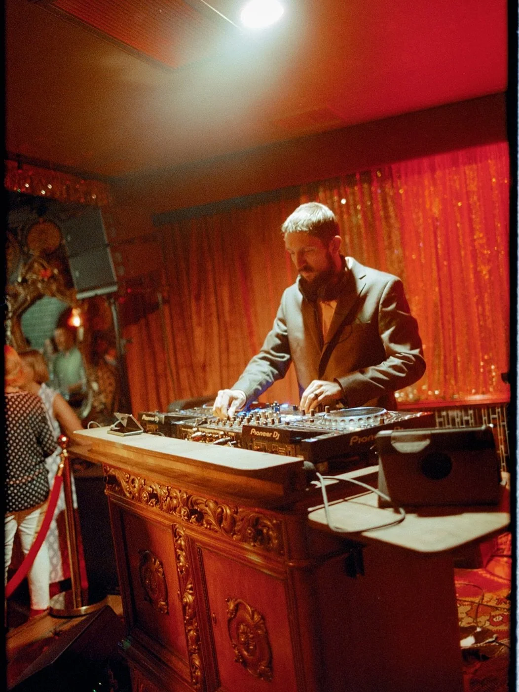 the most iconic welcome drinks event, iykyk @world_famous_red_barn 

film scanned by me!
clutch assist from @amandanoel___