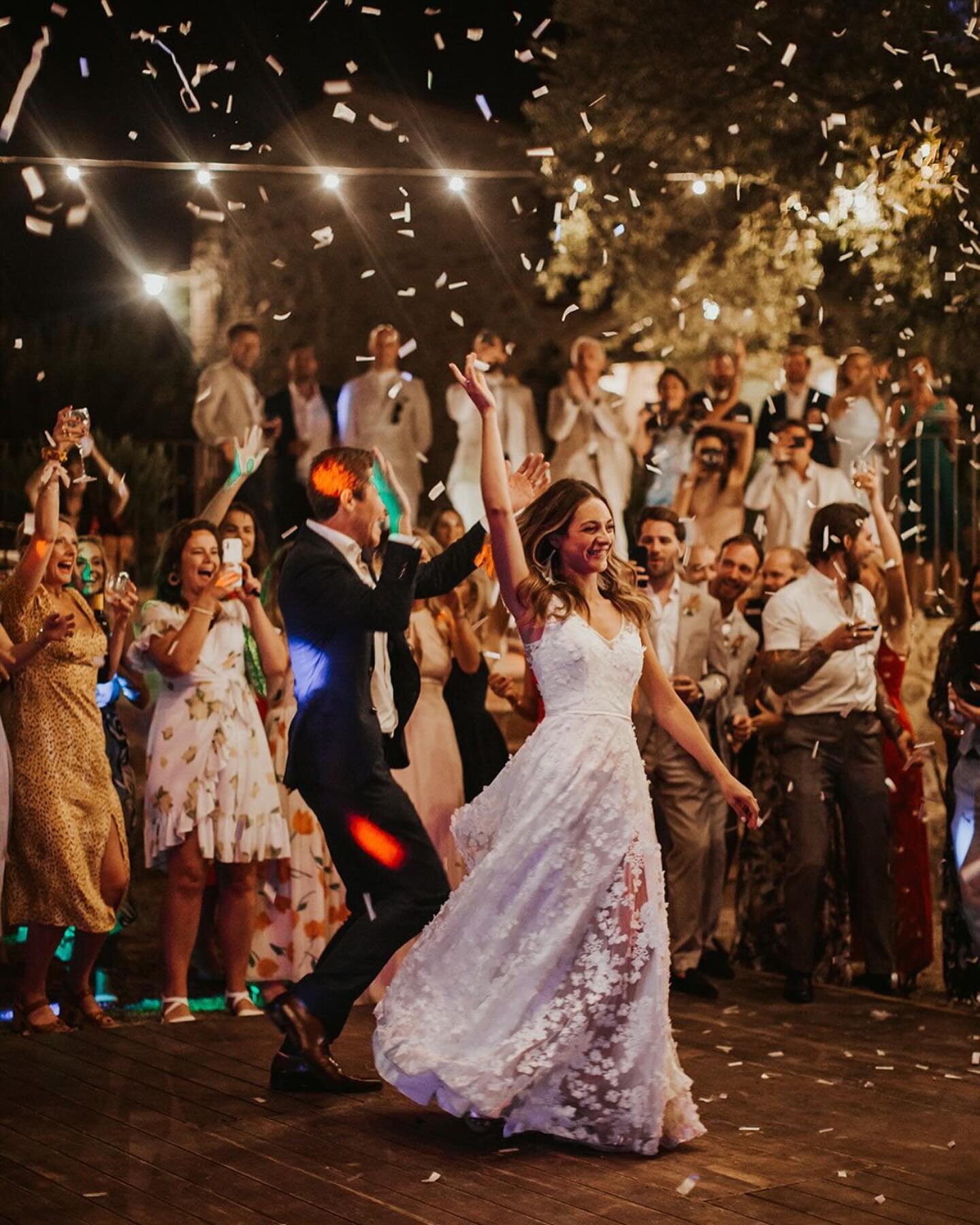 Parties that POP. 

@colinianross 

#italianwedding #tuscanwedding #italianweddingplanner #weddingstyle #realwedding #weddingdesign