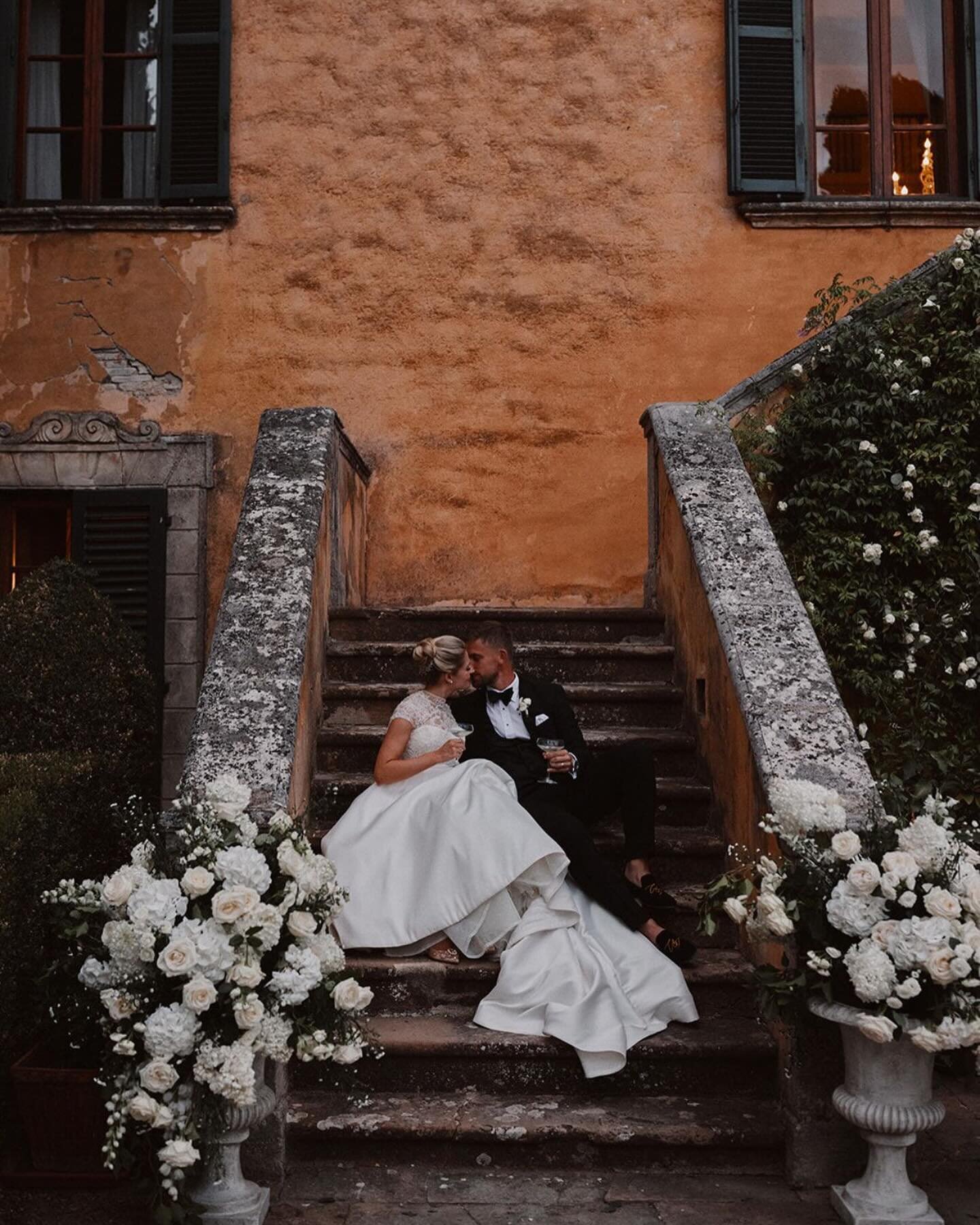 Tamsin &amp; Craig take a moment to themselves&hellip; 

@benjaminwheeler 

#italianwedding #italywedding #tuscanweddingvenue #luxurywedding #italyweddingplanner #italianweddingplanner
