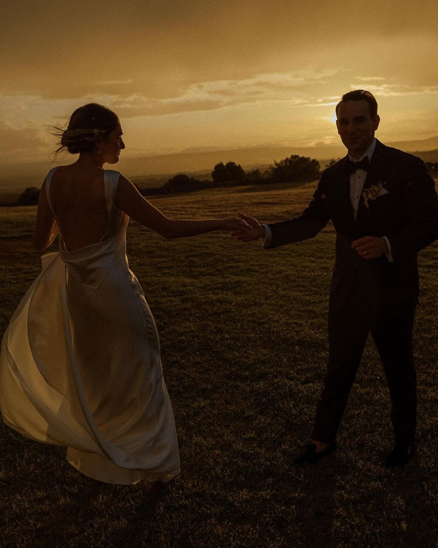 The most golden, golden hour. 

Swipe for more of Alyssa &amp; Josh&rsquo;s special moments. 

📸 @studiochloedavid 

#italianwedding #pugliawedding #realwedding #weddingdesign #italyweddingplanner