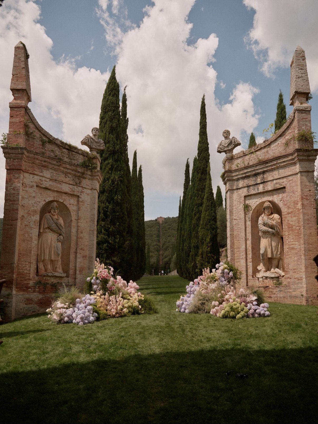 A rather special ceremony under the Tuscan sun. 

@benjaminwheeler 
@nunziaguerinoflorist 
@emilygoss12 
@matt_dickens 

#villacetinale #italywedding #italianwedding #tuscanywedding #tuscanyvilla #italyweddingplanner #italianweddingplanner #italianwe