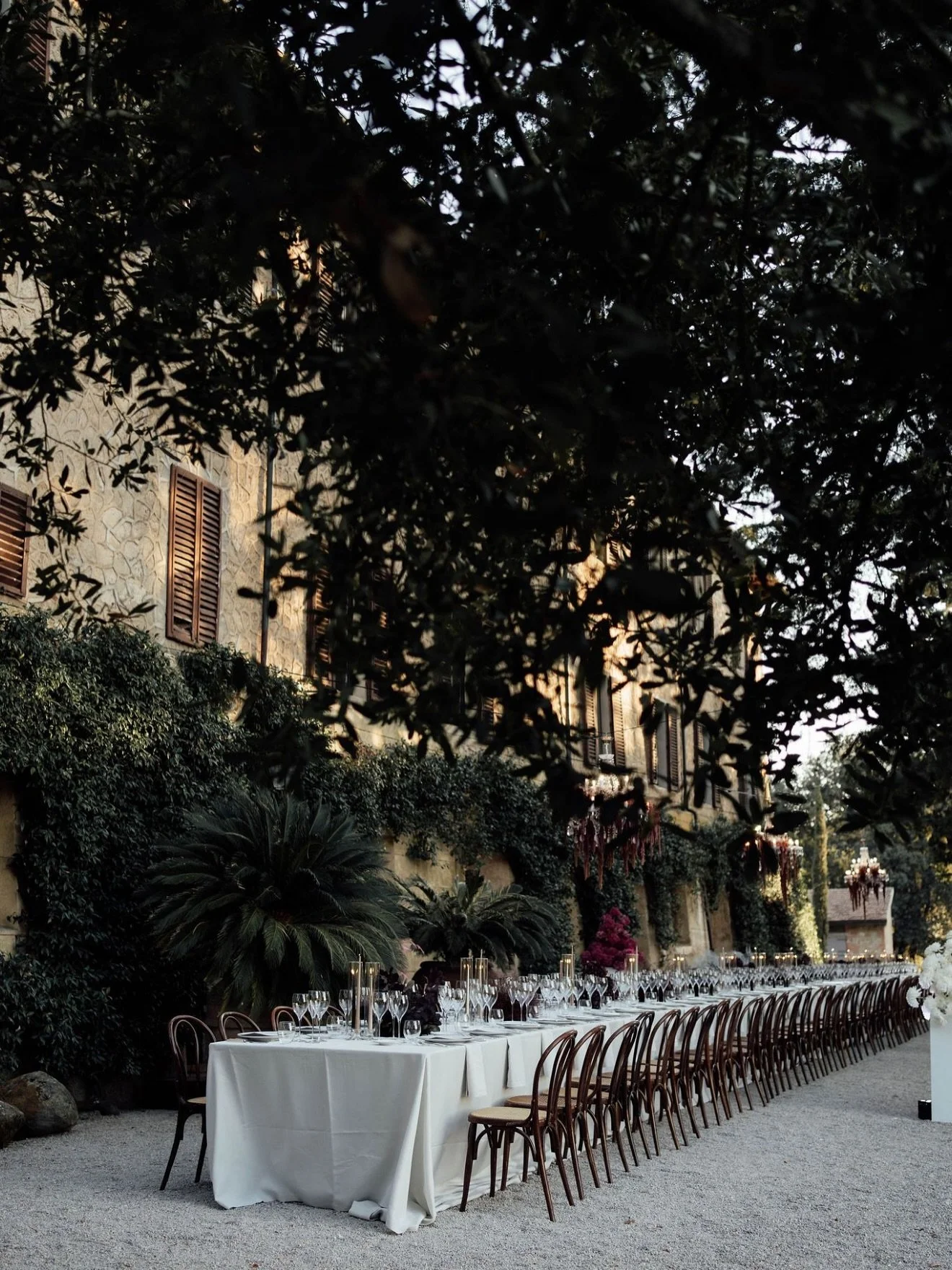Dinner is sacred.
We&rsquo;re in Italy after all.

It&rsquo;s usually the longest part of a wedding day.
The part guests settle into.
Where time slows.
Where conversations stretch long past dessert.
Where day quietly turns to night.

A dinner space s