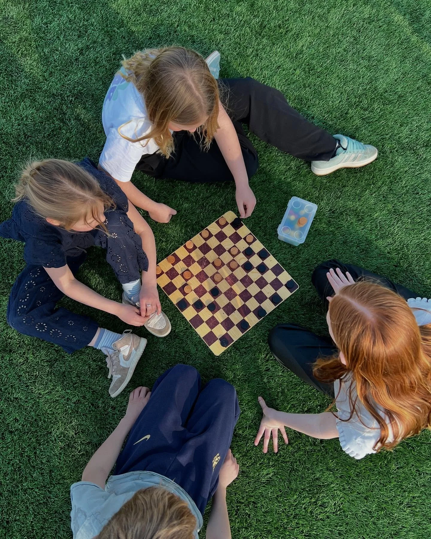 We beginnen de lente goed 🌷 spelletjes spelen op het gras en samen eten en drinken in de zon ☀️ 

  #kinderopvangdoetinchem #bewegendleren #sportbso #bsodoetinchem #actief #actief4kids