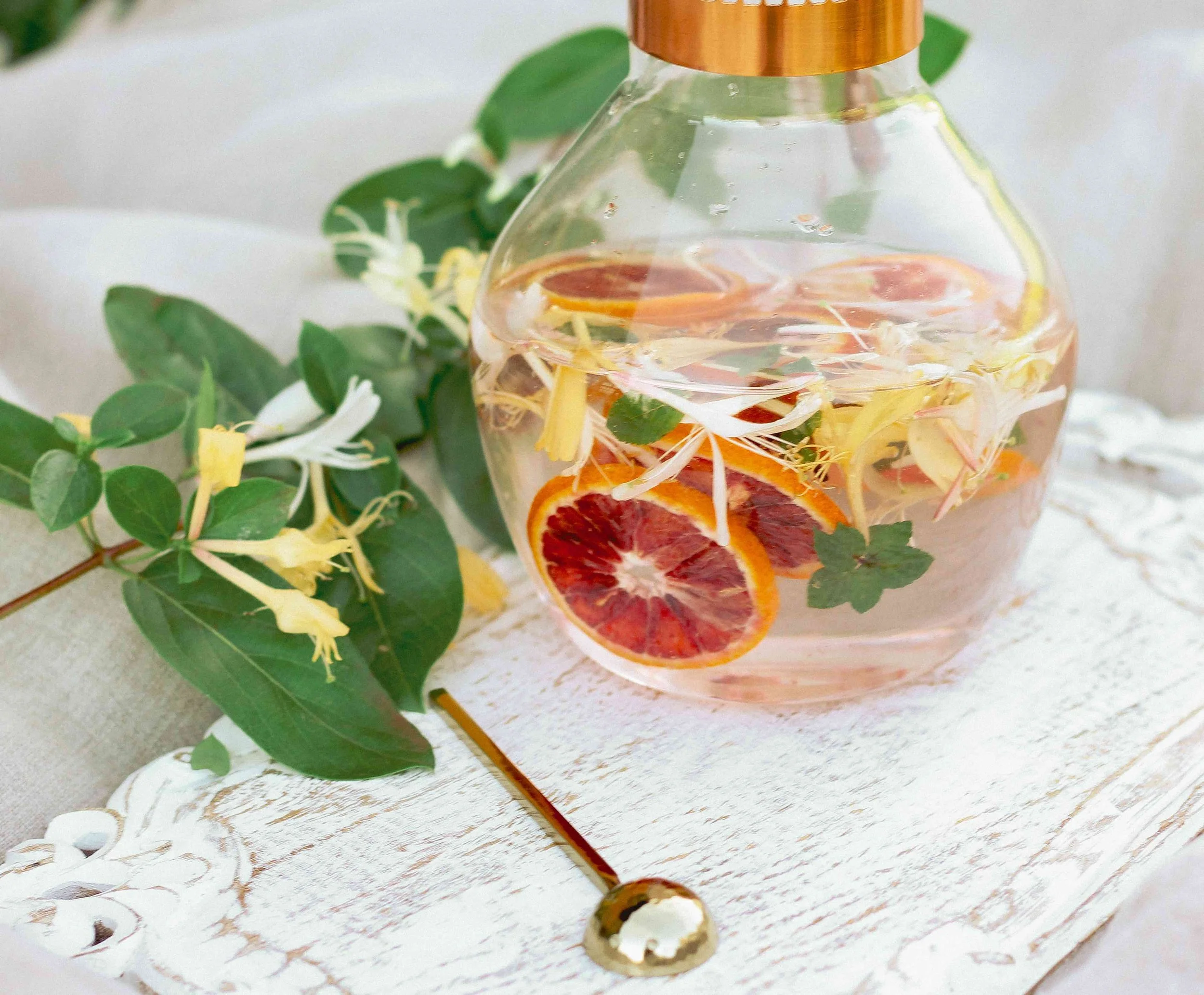 How to Make a Honeysuckle Sun Tea with TCM’s Top Herbs