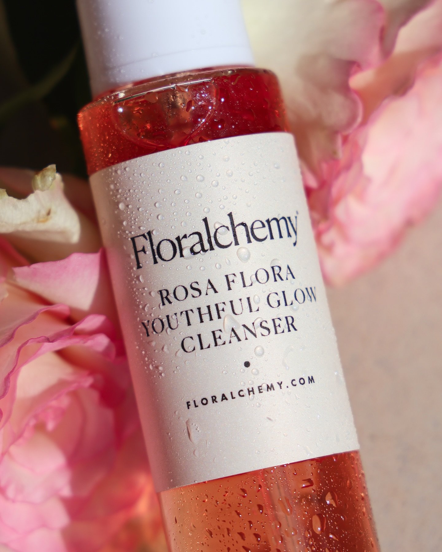🌹Breathe new life into your skin and soul morning and night with this floral-active cleanser with Icelandic blueberry and wild rose designed to light your inner glow and illuminate healthy radiance, at any age. Infused with precious flowers and natu