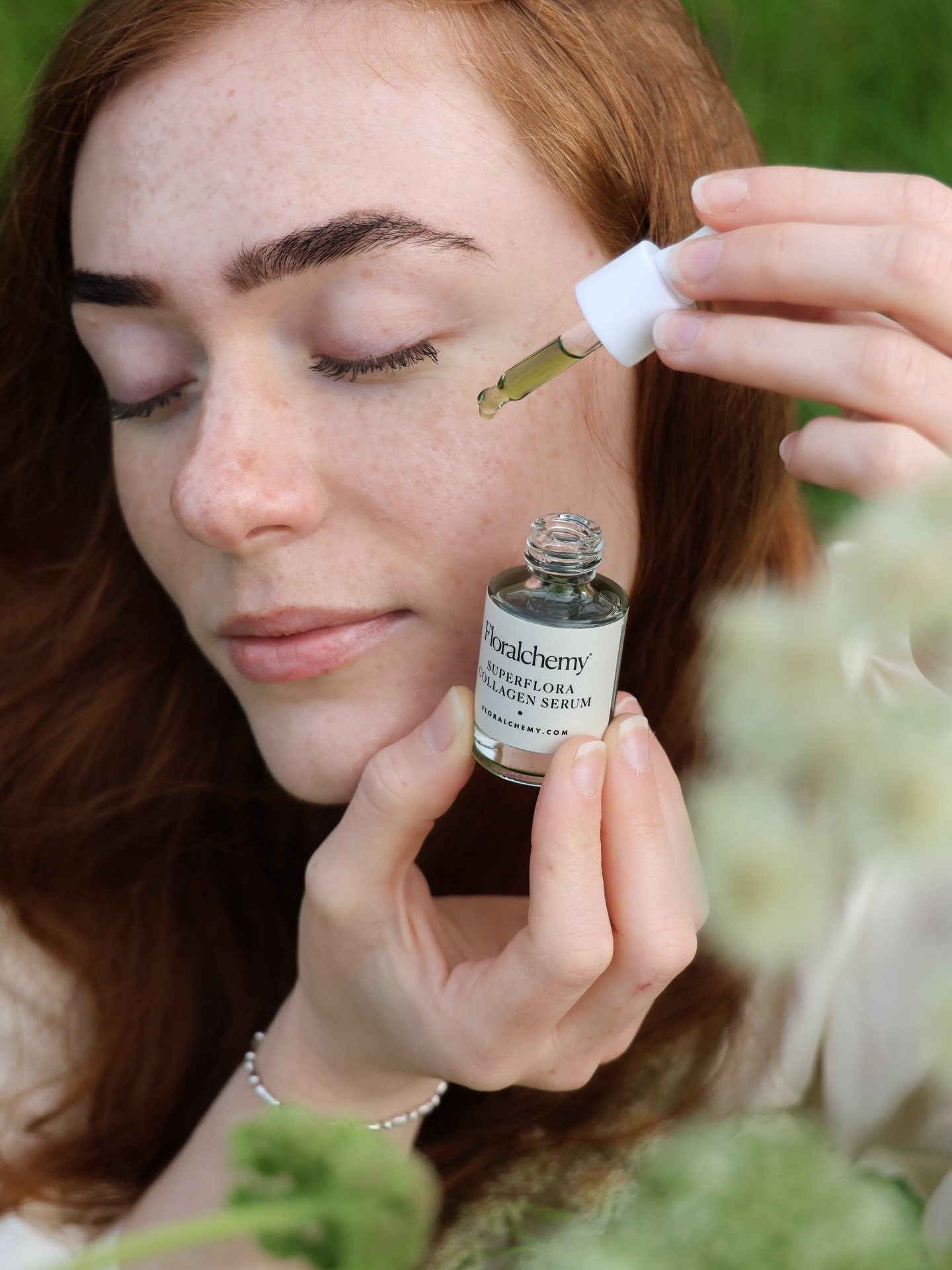 📝 Prescription for Beauty 🪻✨
We infuse our botanic skincare with Chinese herbs to deeply rejuvenate aging skin and prevent its decline. These revered beauty herbs found throughout our line, including our Superflora Collagen Serum, nourish the very 