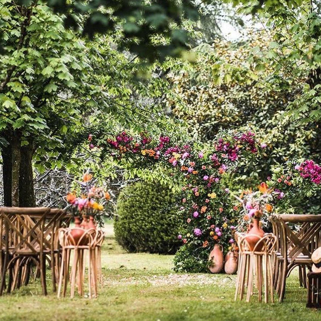 What if you designed a floral tree instead of an arch for your clients celebration? How cute and fresh is this design of @tiffany_floral_design based on our #foamfree modular structure?
--
Et si vous conceviez un arbre floral au lieu d'une arche pour