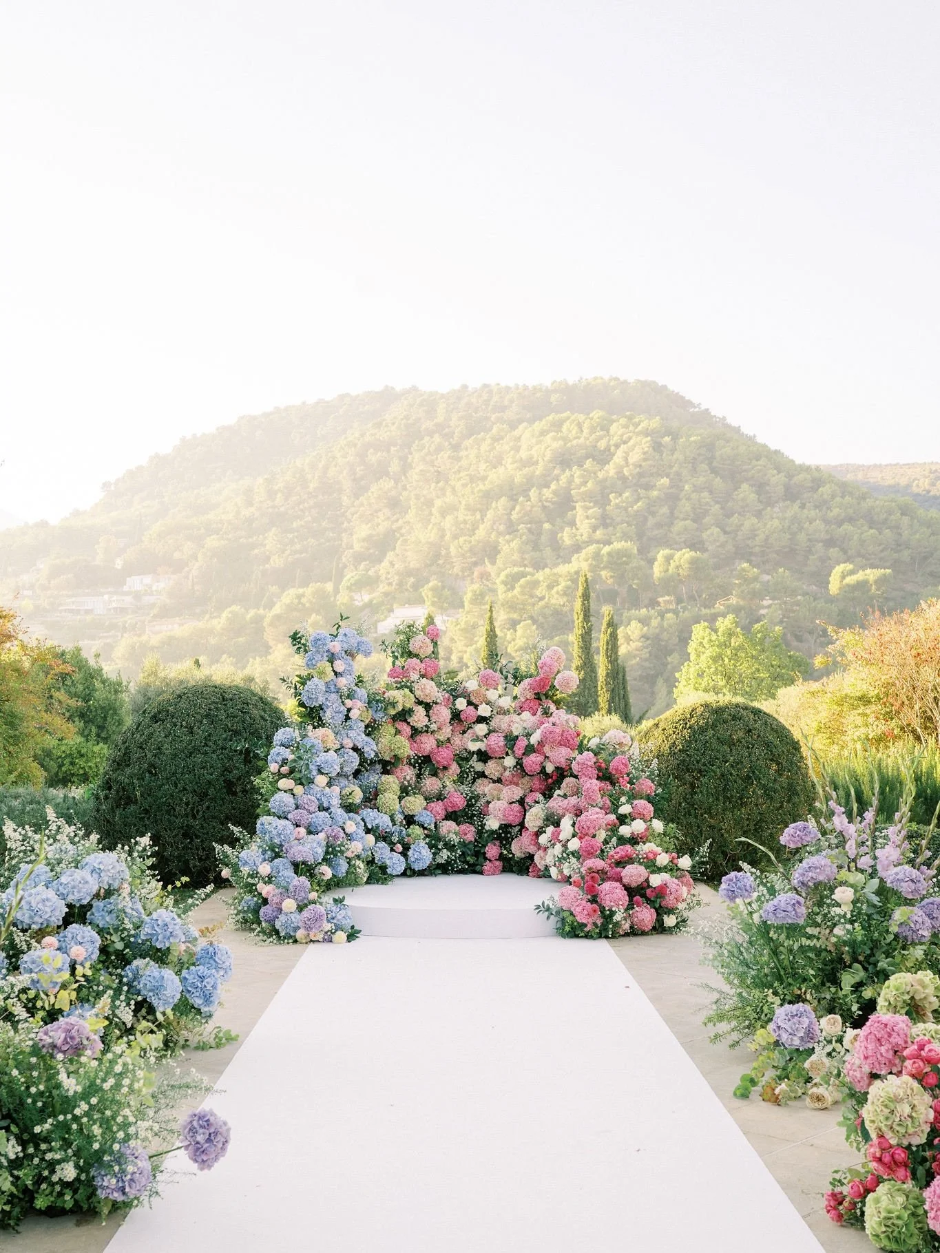 For that ceremony installation, our @floresie floral design team used a combination of our POP and ORIGINAL modular structures to achieve the desired look and floral density using the standard buckets with the strucures as hydration mean. 
Especially