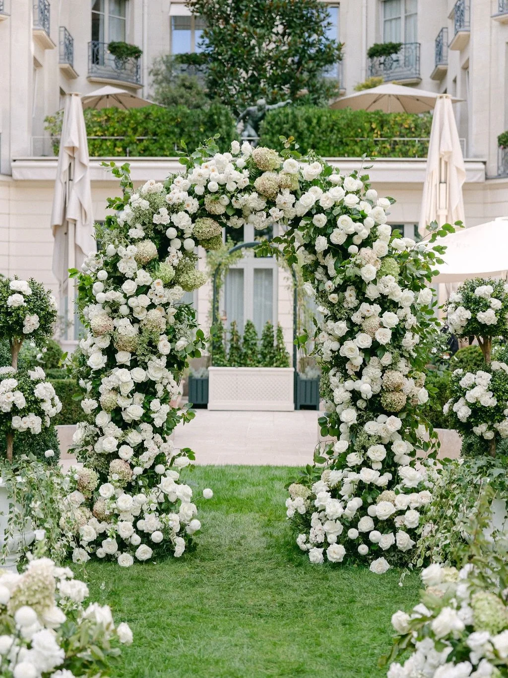 Forever classic, the Roman arch will never be out of style! 
&mdash;
Installation based on our #foamfree ORIGINAL modular structure.
&mdash;
Picture @camyduongphoto 
Floral design @floresie 
Venue @ritzparis