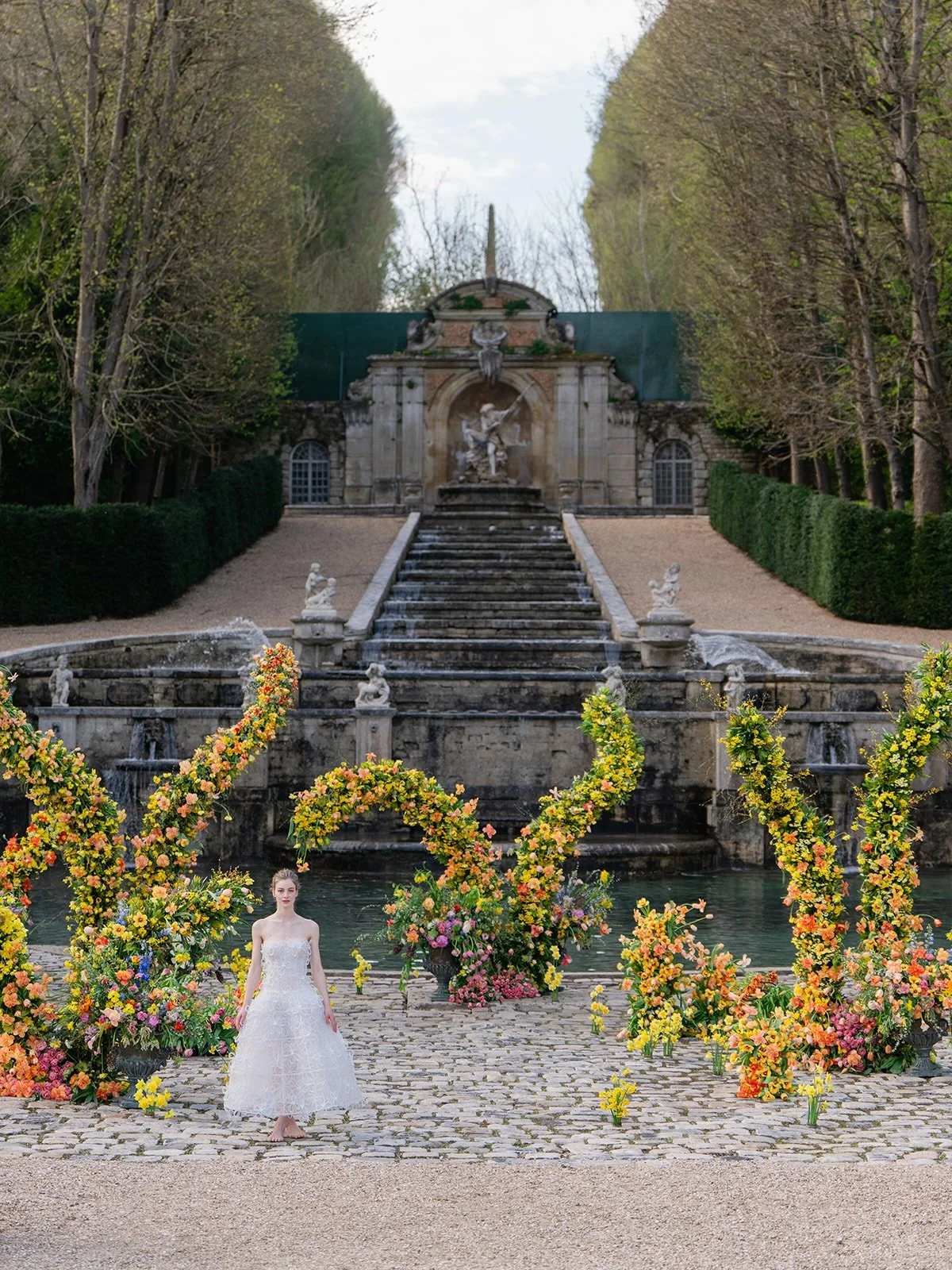 During the @tulipinadesign workshop at @chateau_de_villette in April 2025, floral designers from all over the world explored a fully #foamfree approach to large-scale installation design &mdash; guided by Kiana Underwood, whose work continues to rede