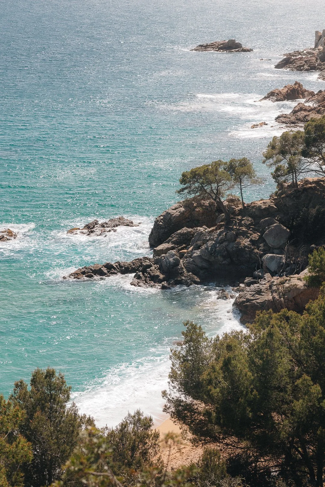 plage crique vue en plongée, mer bleu azur