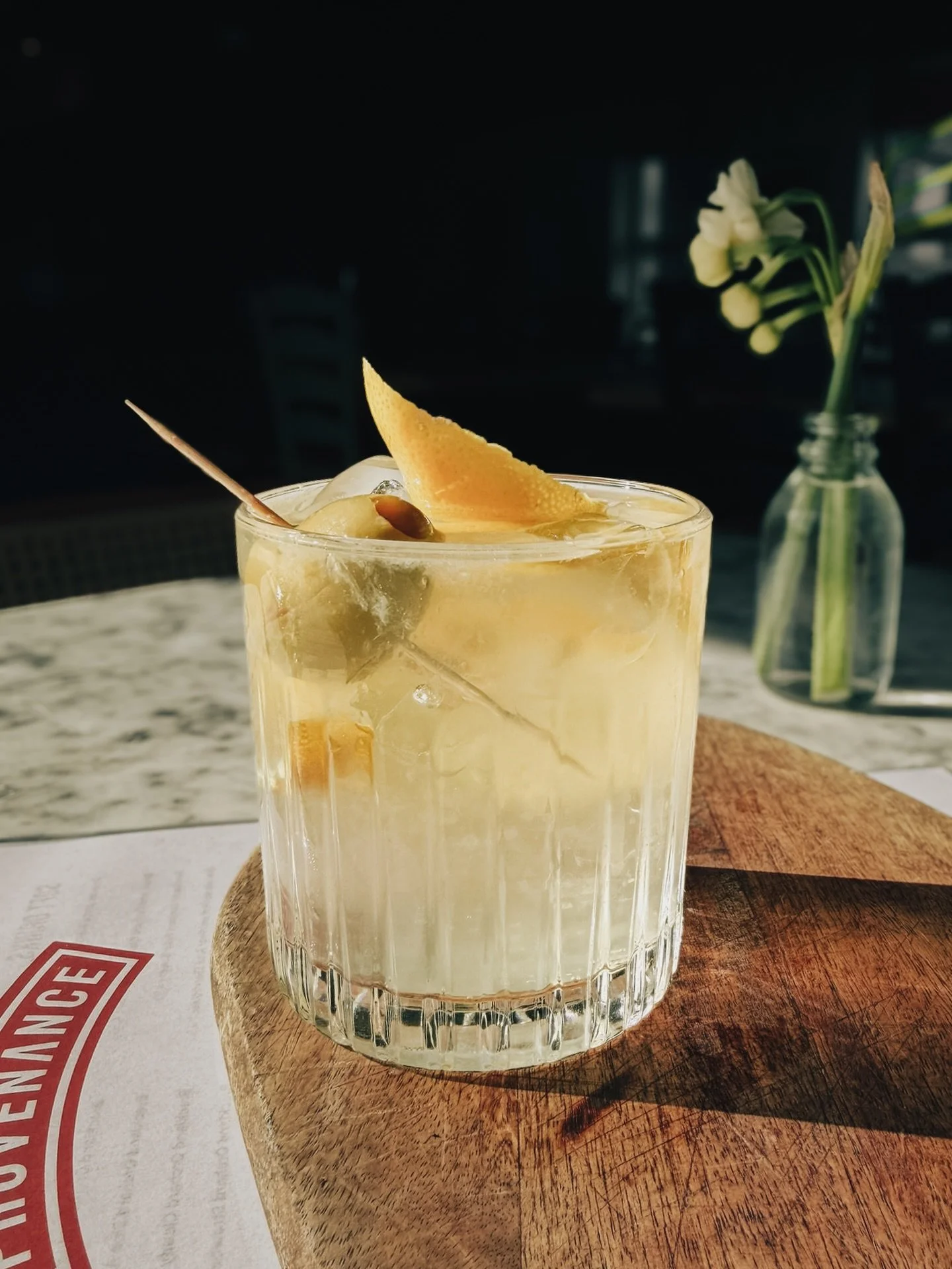 Smoked Dirty Lemon Tonic

Our take on a Dirty Lemon Tonic. Fresh lemon gently smoked, topped with tonic and finished with preserved lemon and a touch of olive brine. Smoky, citrusy and slightly savoury, perfect to start the evening.

Book via the lin