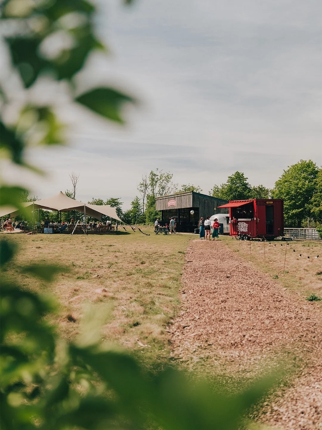 Yesterday, the Orchard Barn did what it does best.

Planes overhead, families on the grass, food from the Orchard Barn kitchen, cold drinks from the airstream, and @steakandhonour bringing their van to the party. 

The flying day brought the whole co