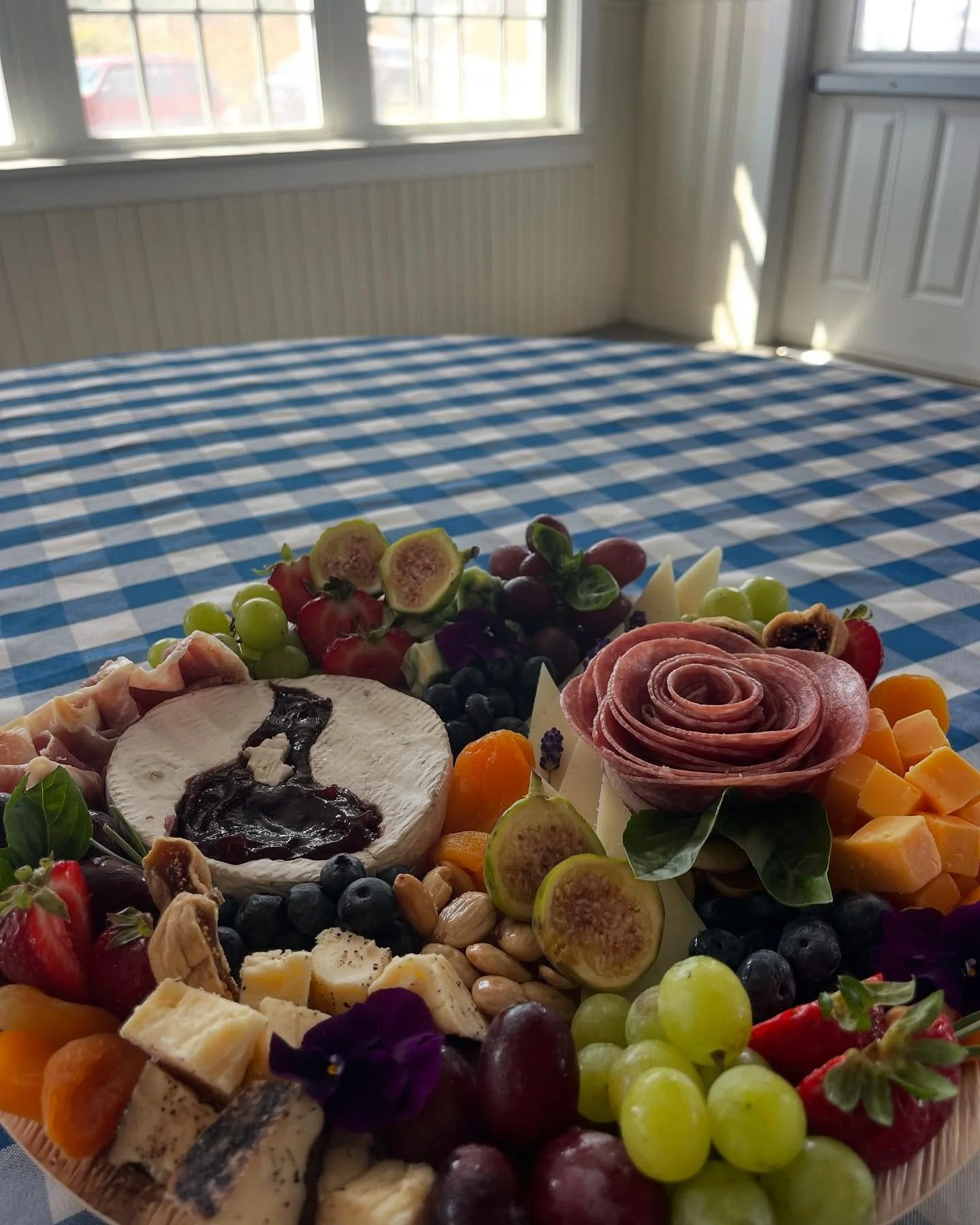 A beautiful Mansion Beach Board! 🧀 🍇 🍷 

#charcuterie #cheese #charcuterieboard #blockisland #rhodeisland #summer2025