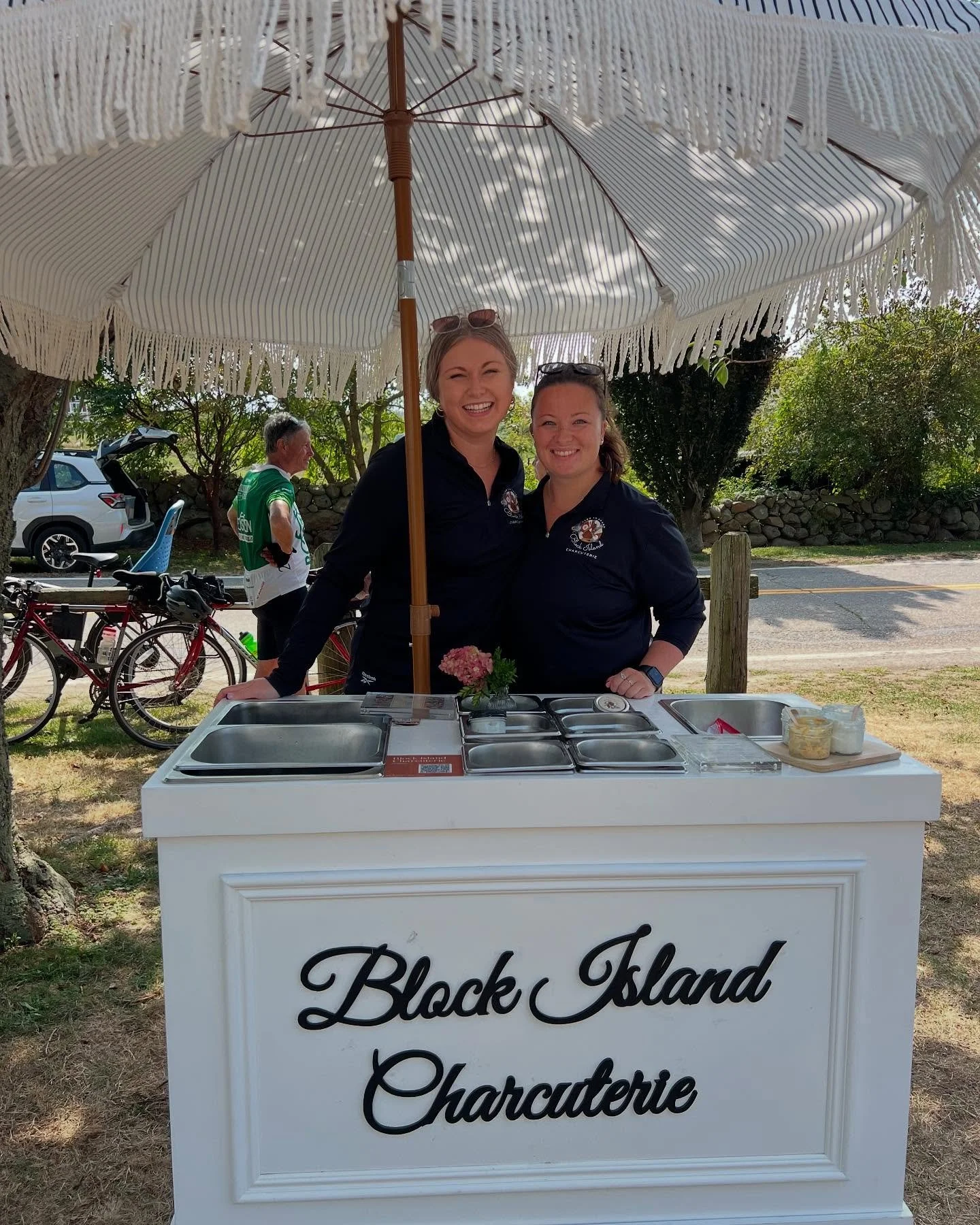✨ My favorite girls running the farmers market today! We love you @ab_elizabeth20 and @christiniexseppala !!! ✨#farmersmarket #goatcheese #charcuterie #grazingtable