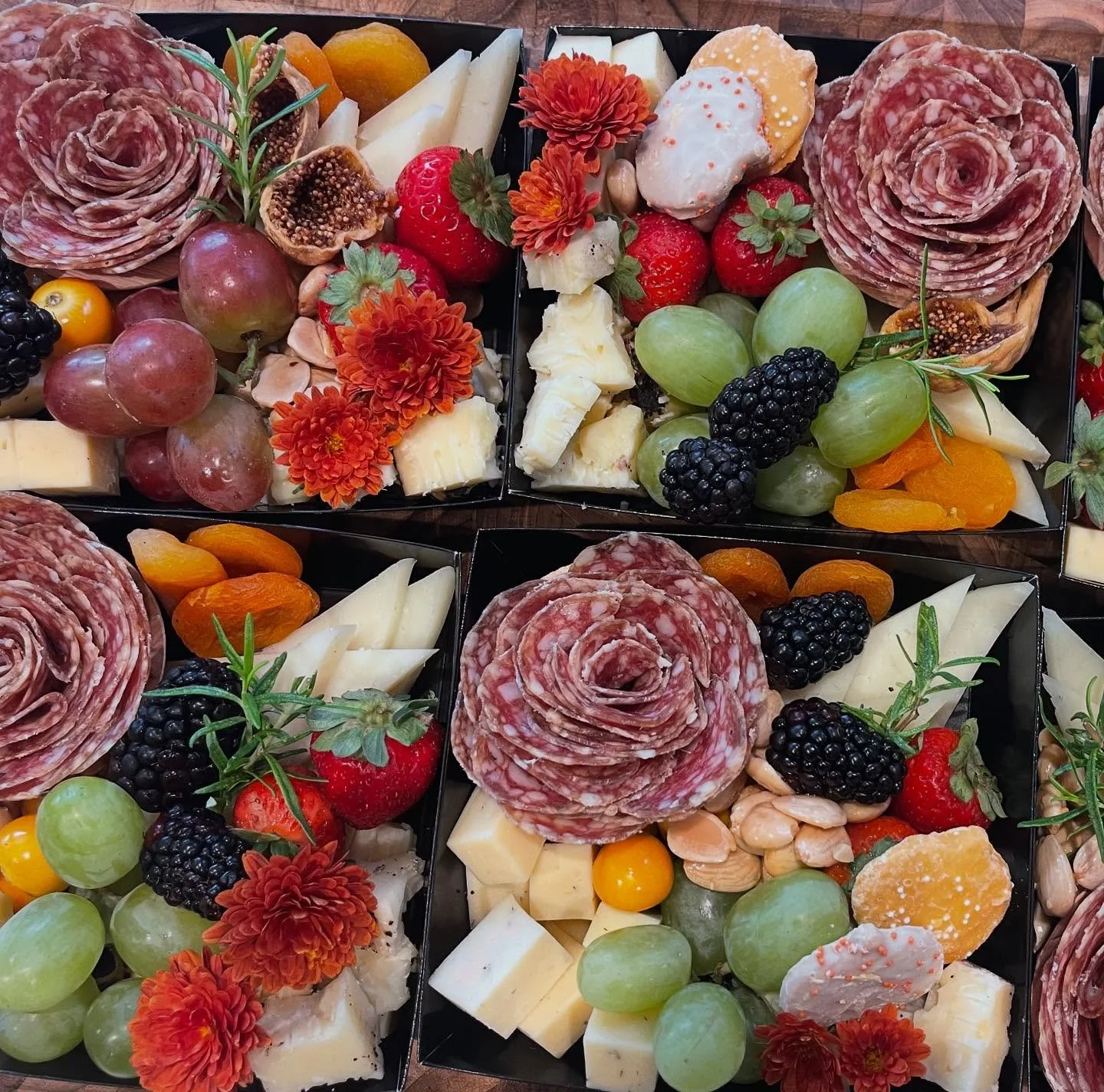 The cutest fall mini&rsquo;s you ever did see! 🍁 🎃 🧀 
Come enjoy one with a glass of wine at Carberry Wine in Northport this Saturday! #cheese #longisland #charcuterie