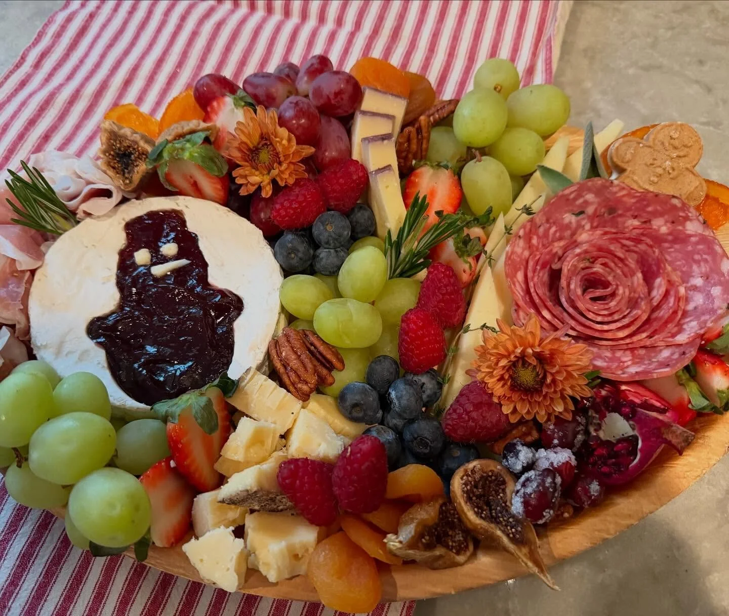 Ho Ho Ho! 🎅 🌲 🧀 

#charcuterie #cheese #grazingtable #longisland #newyork #huntington #northport #blockisland #rhodeisland