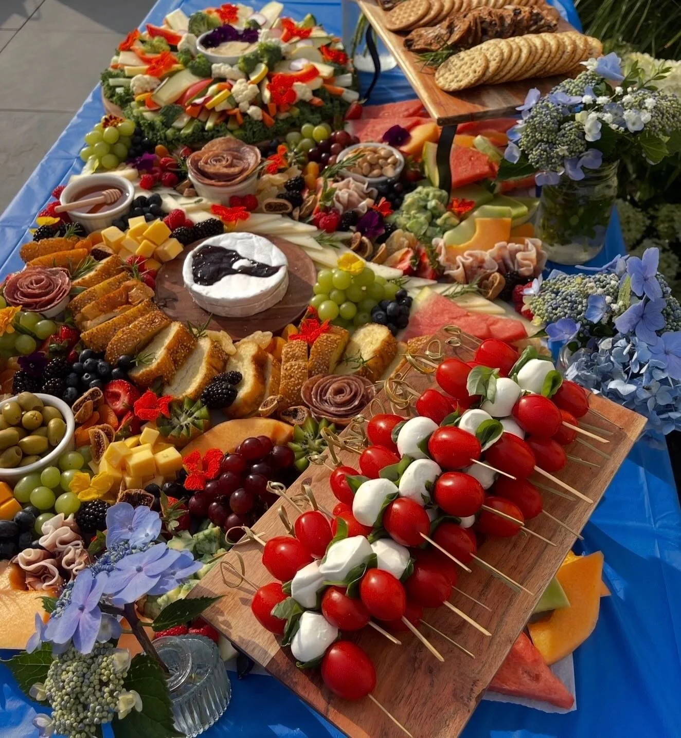 A moment for the mozzarella! 🌺 🌹 🌼 

#cheese #grazingtable #charcuterie #summer #blockisland