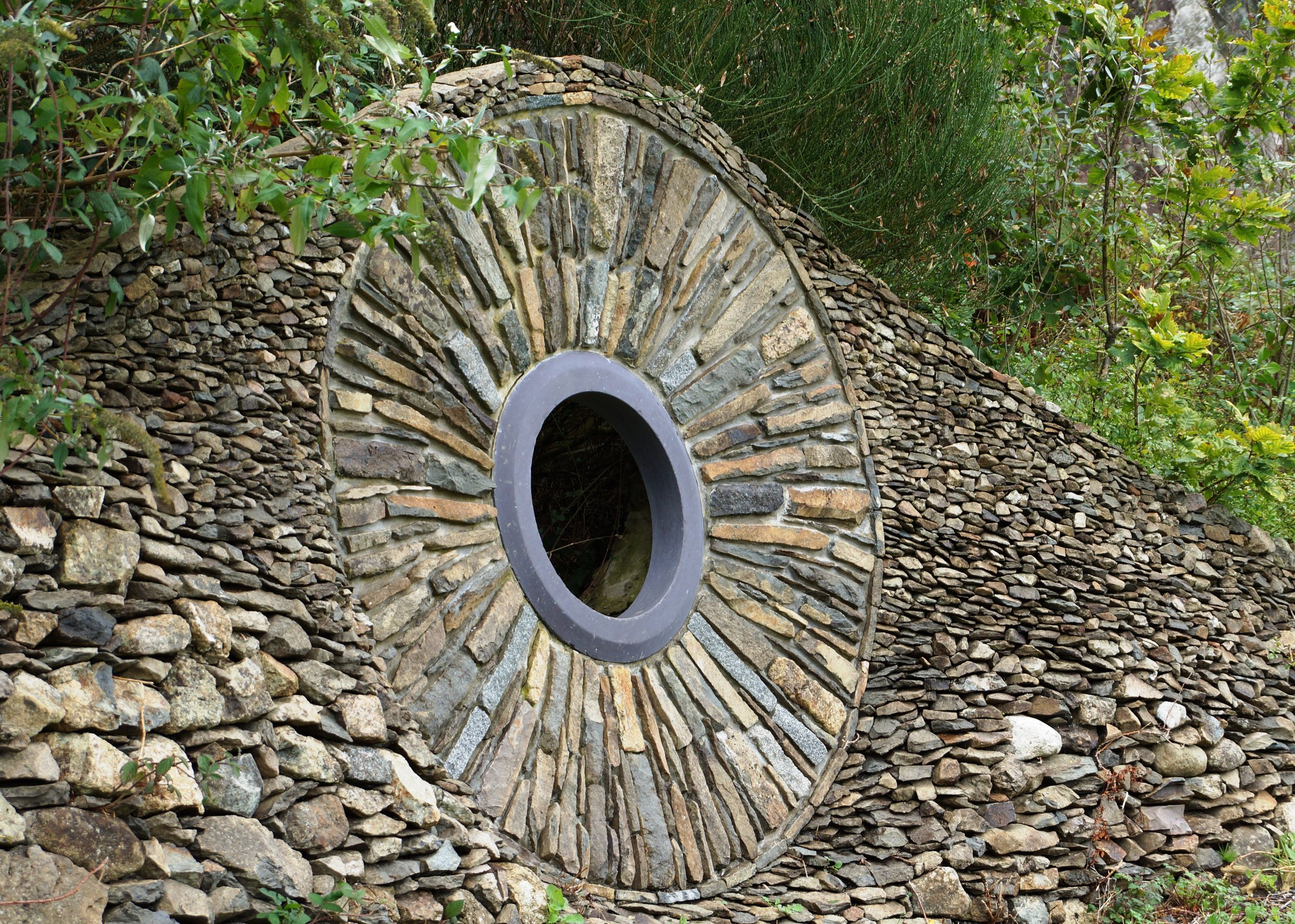 Stone circle feature