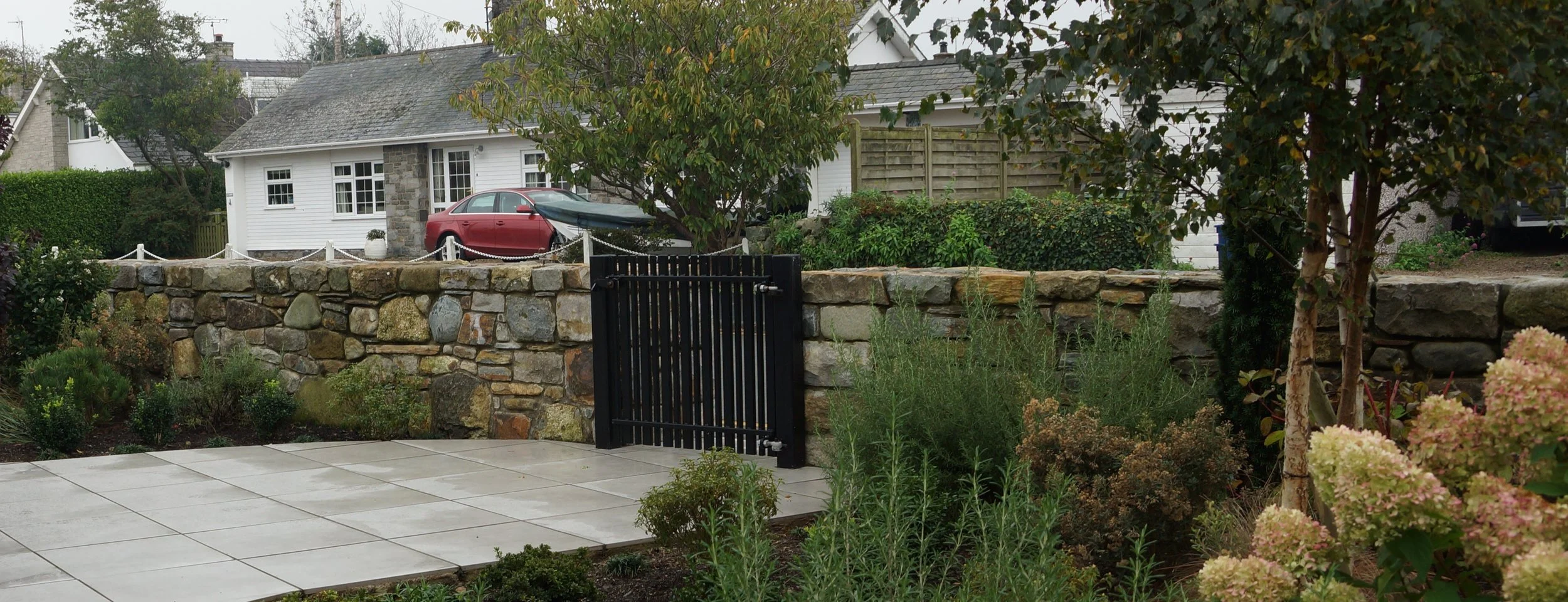 Stonewall and paving