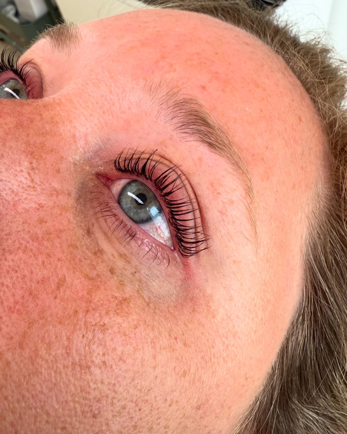 Summer 🤝 lash lift &amp; tint! This client was so happy after seeing how enhanced her NATURAL lashes can look. The best part? She&rsquo;ll have beautiful and lifted lashes for up to 2 months. ✨