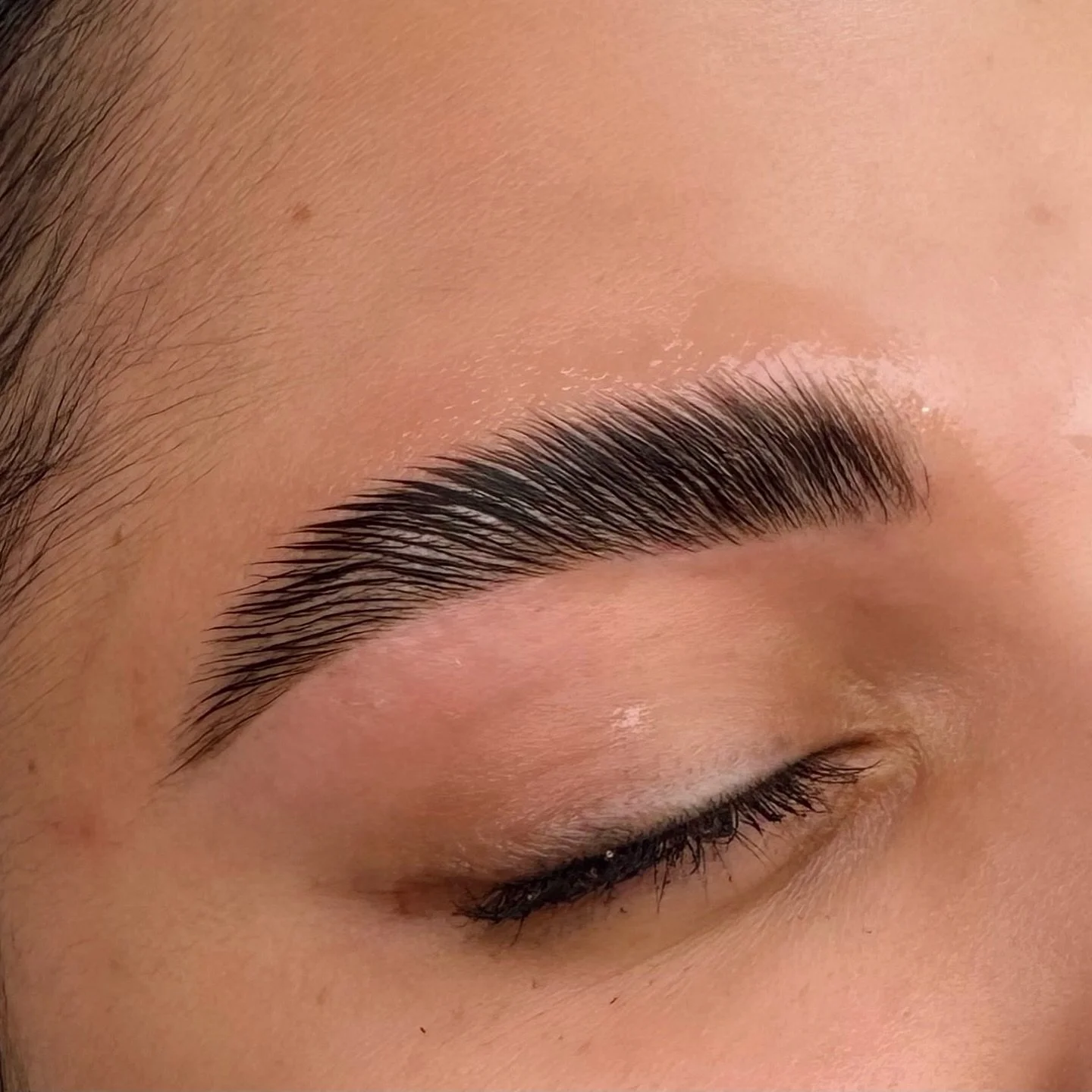 Swipe to see the before of this WOW brow transformation 💥