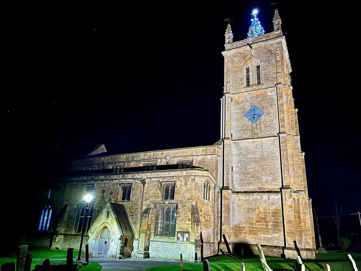 The Blockley Village church looked stunning on my walk back to @blockleycourthouse last night. The tree is a great addition! #FatherBrown #fatherbrownmysteries #blockley #cotswolds #cotswold #thecotswolds #villagelife #holiday #holidaylet #sykes #syk