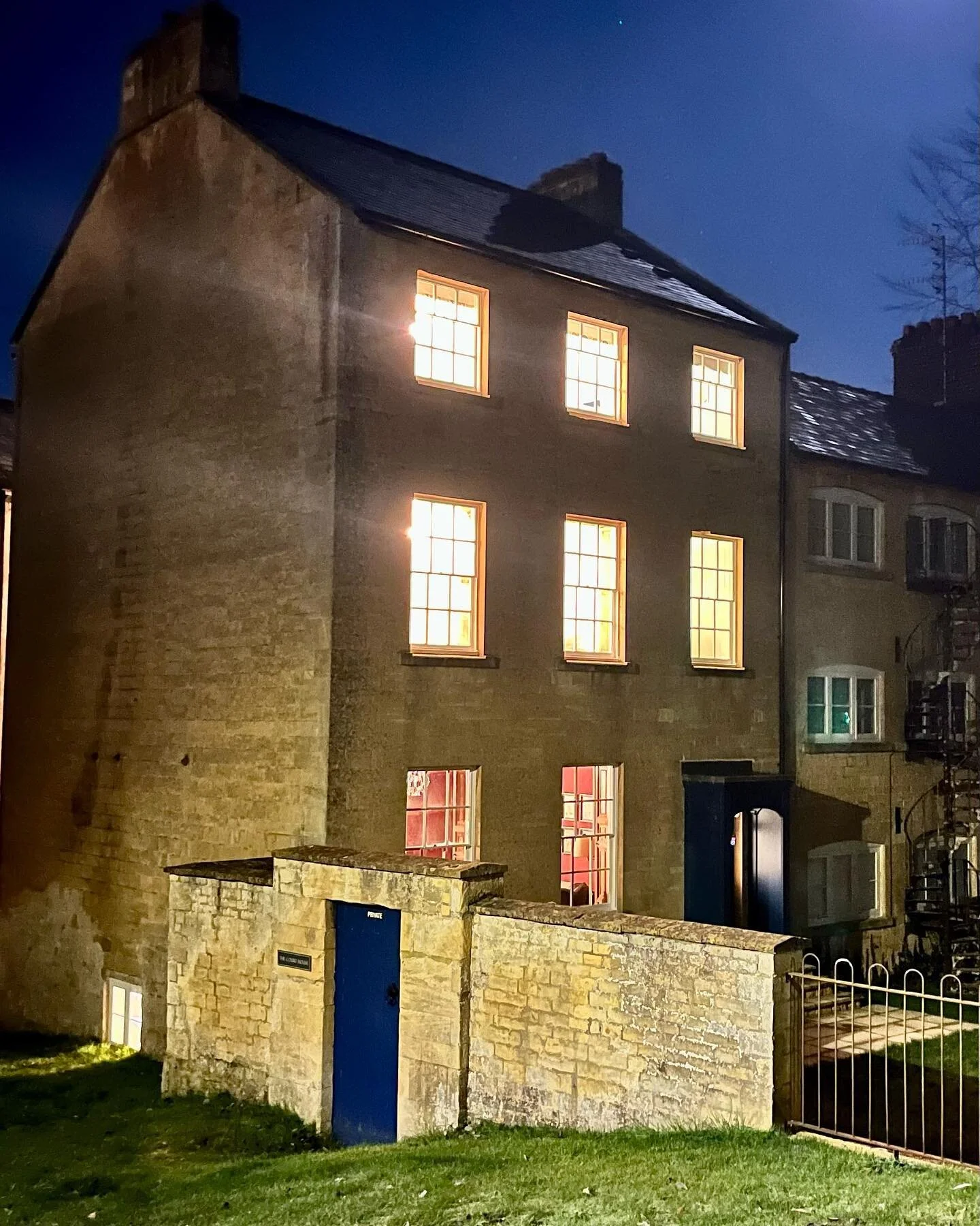 The first frost of the season is on the ground at The Court House #Blockley and on a crisp and cold night like this we’ve got the Christmas tree lights on and the fire roaring. Time to hunker down and close the Georgian shutters and settle in f