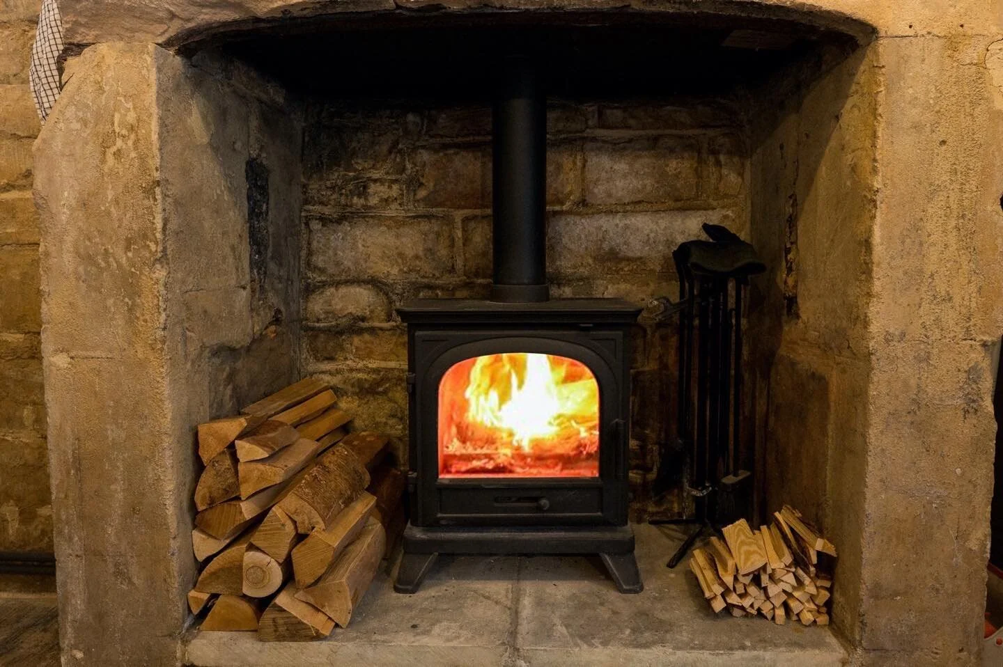 Lovely weather to settle in by the fire and stay toasty tonight. #cotswolds #thecotswolds #blockley #holidaylet #stunning #village #villagelife #cozy #cozyhome