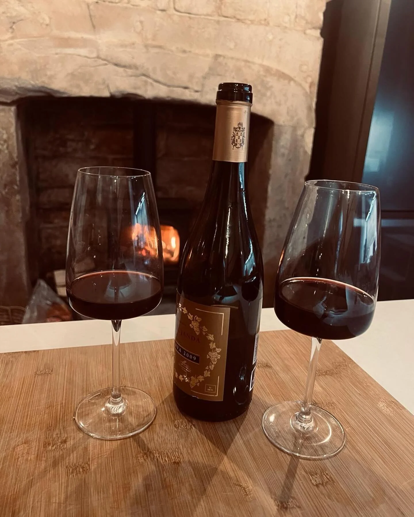 Cozy night in by the fire tonight at the house after nabbing a special bottle. #blockley #holiday #holidaylet #cotswolds #moretoninmarsh #luxuryhome