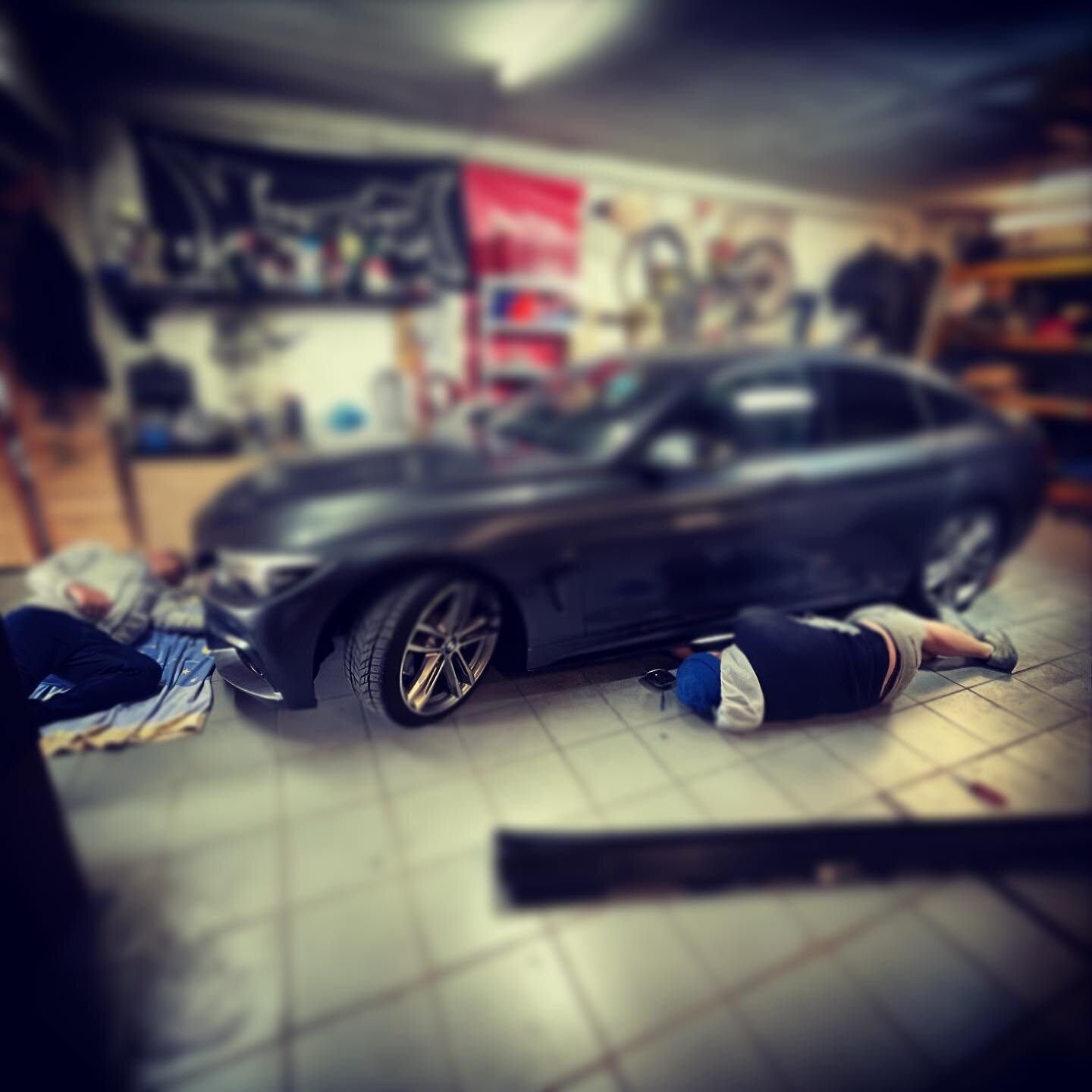 Gestern mal nen bayrischen Nachmittag in der Halle gemacht. Ich wei&szlig; noch nichtmal genau was fürn BMW es ist aber .. jaaa ... schmeckt;) #bmwmotorsport #tuning #hallelifestyle #jiodatjait 😄😄