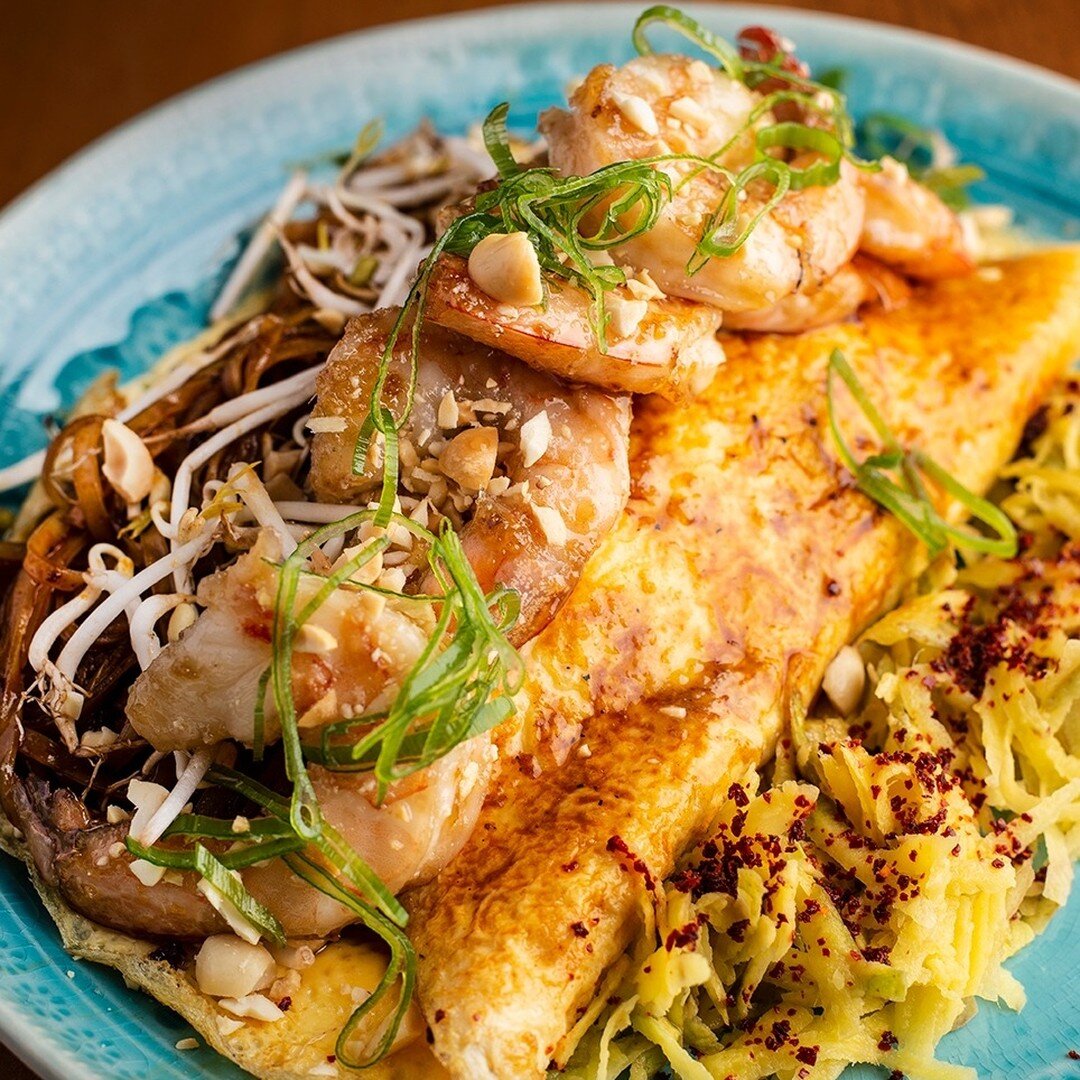 Pad Thai is one of the most popular dishes in Thai cuisine 🍤✨

We present this option with saute&eacute;d Jumbo shrimp in fermented garlic &amp; soy sauce, over rice noodles, zuchinni, carrots, bean sprouts in Pad Thai Guajillo chili topped with pow