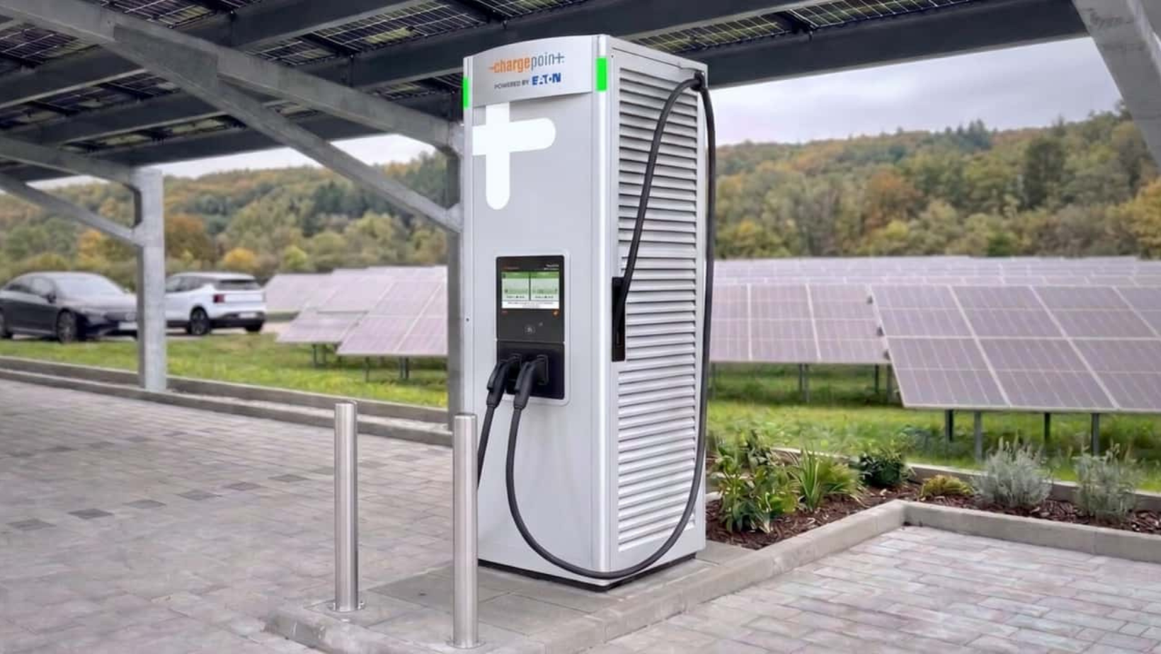 The all-new ChargePoint Express Solo delivers high-powered DC fast charging in a compact, standalone system designed for fleets, retail, travel centers, public charging and other high-demand environments.