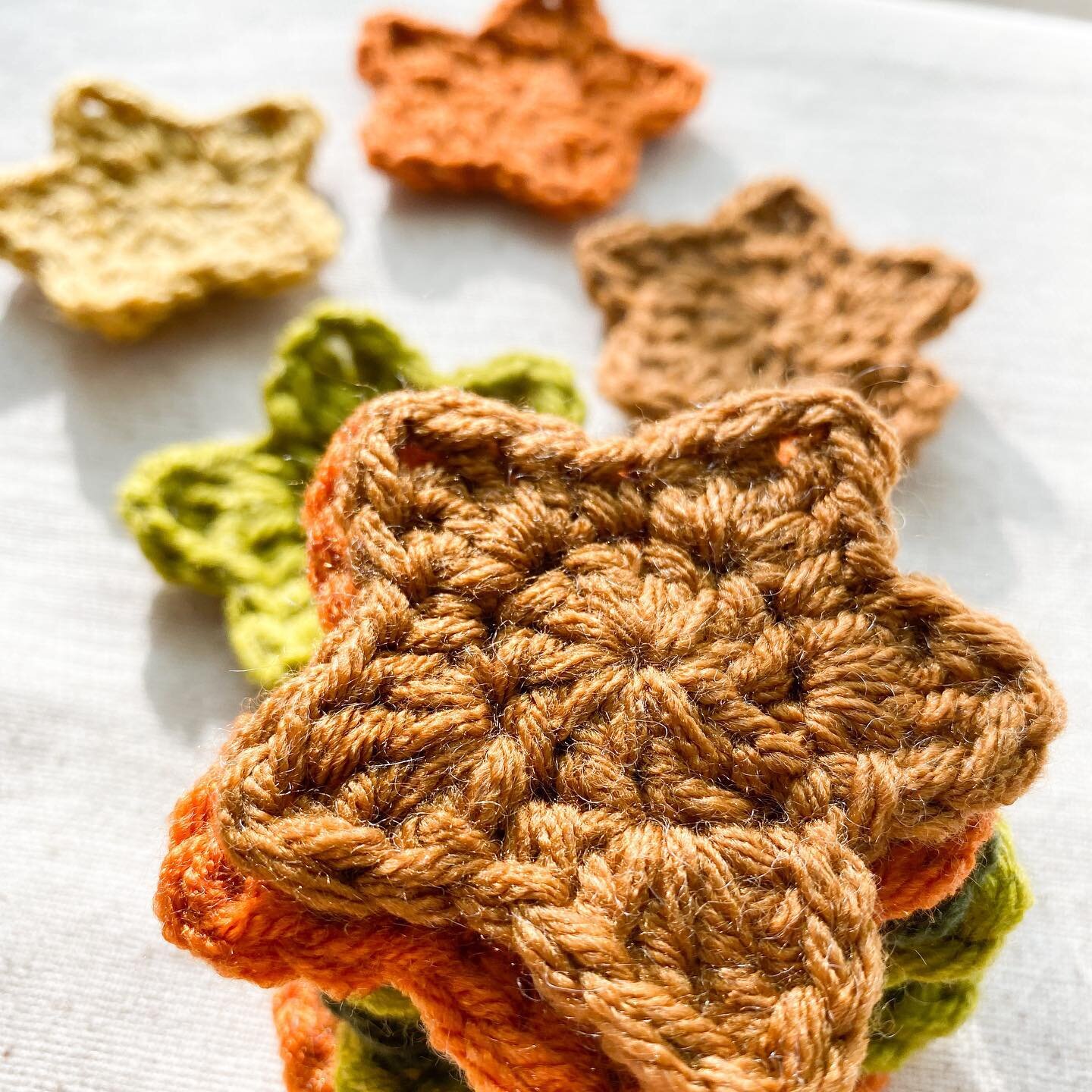 a little fall decor inspiration 🍁🍂

#miacrafted #michiganmade #crochet #crochetersofinstagram #yarn #yarnaddict #stars #fall #fallcolors #crochetaddict #crocheteveryday