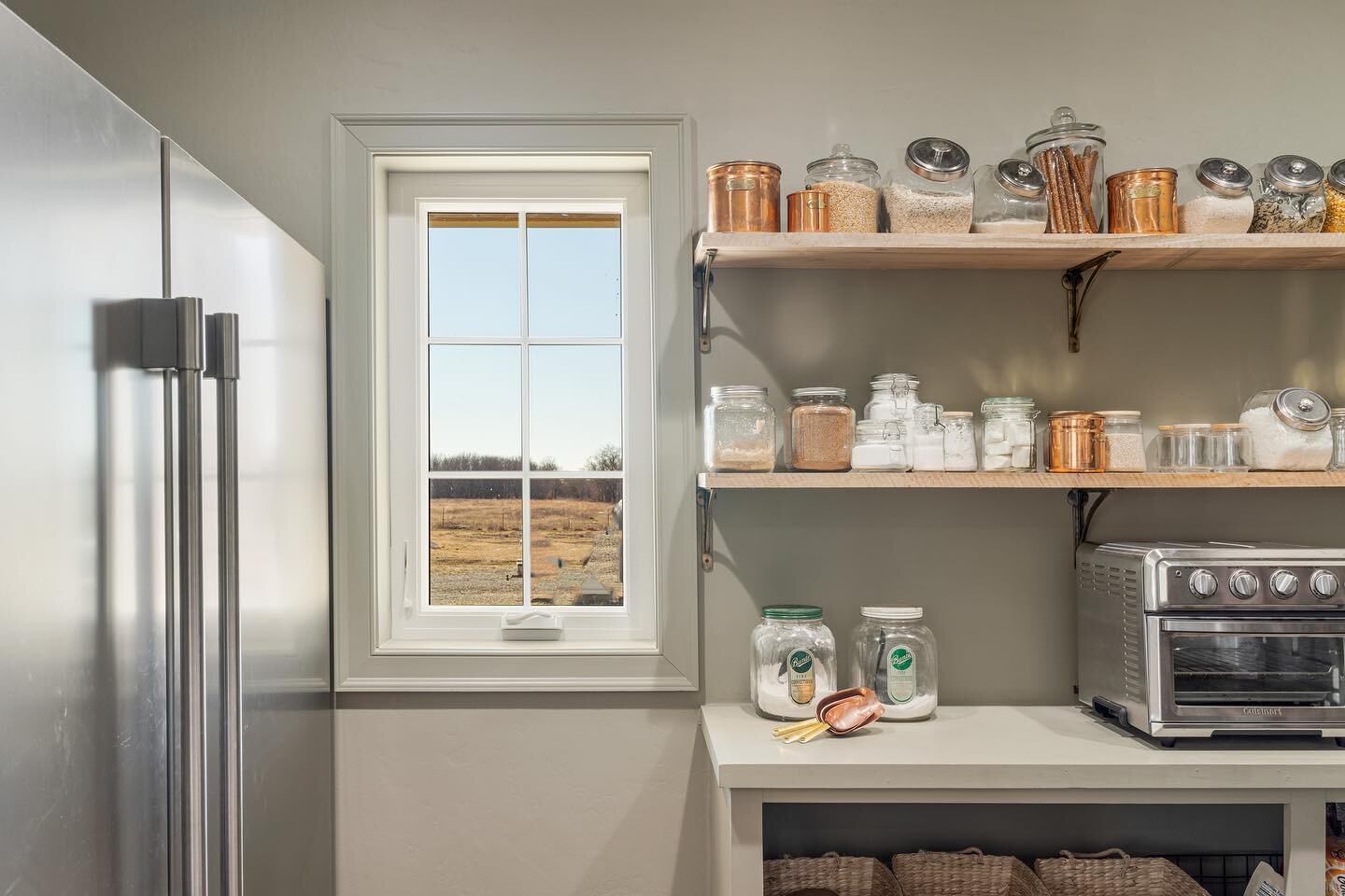 If you are anything like me.... having an uncluttered house brings so much joy!
.
How is it that we accumulate so much stuff? Then, throw kids into the equation and holy cow our homes have become storage containers!
.
Through the years I have learned