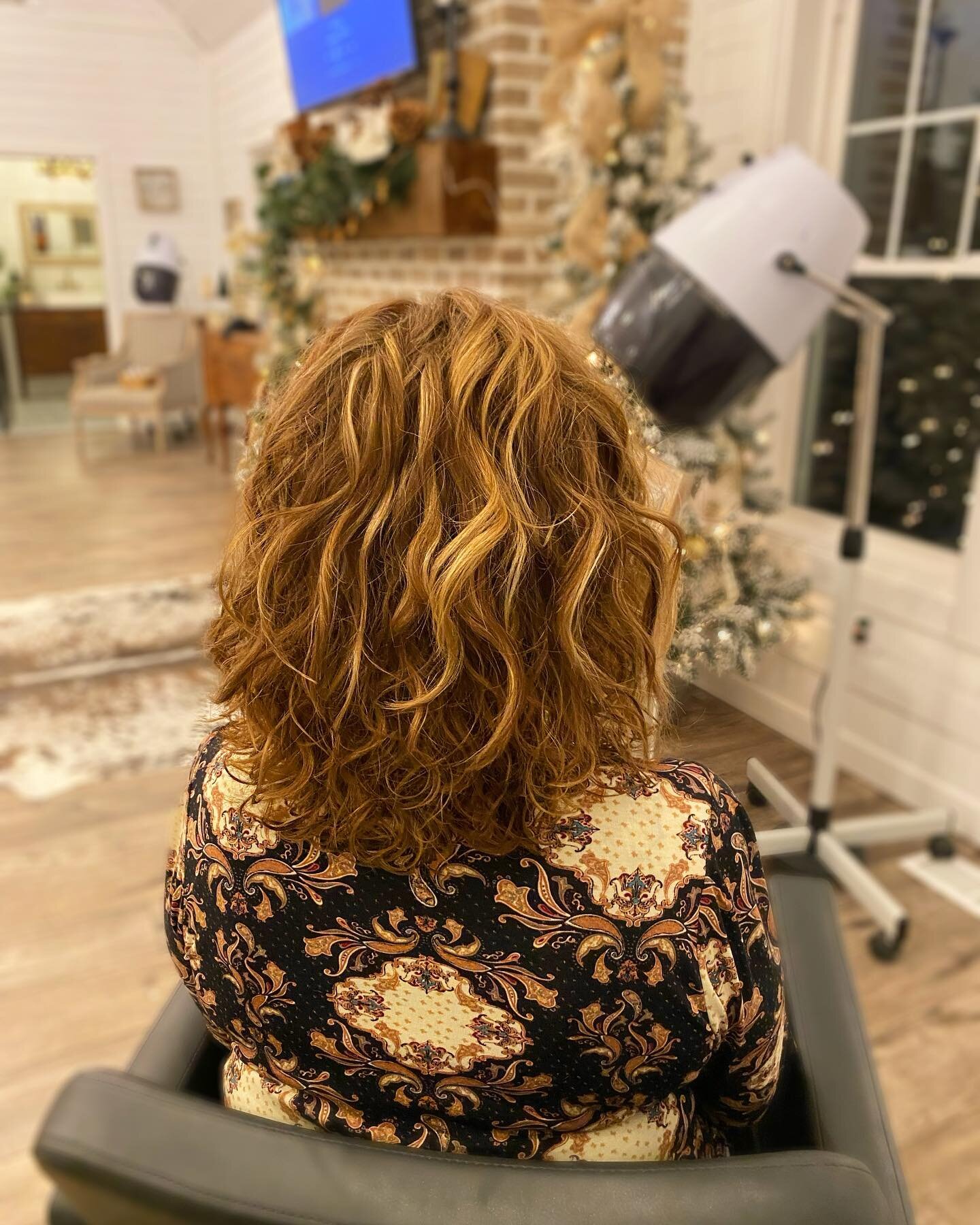 Custom curl cut and warm tones added to her color. Good to see you, curlfriend! 😜  @avondalespringssalonspa #redkenchromatics #redken #loveurcurls #curlspecialist #johnsoncitystylist #yourcurlfriendcandra