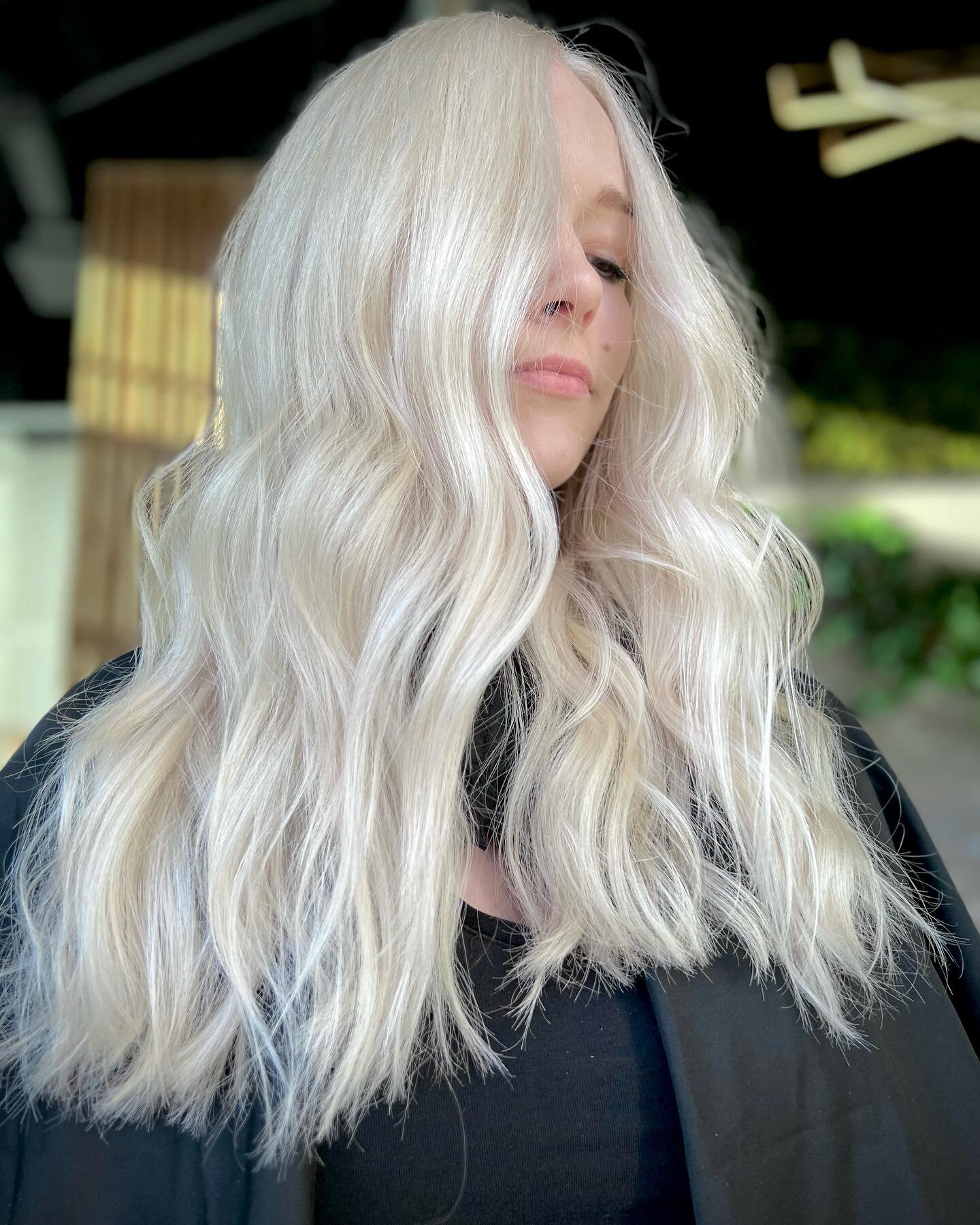 Stylist Spotlight @taylorpaschalcosmo 
Taylor specializes in blondes, fantasy colors, balayage and extensions! 
Bubbly and sweet she&rsquo;s always fun to be around! Taylor is accepting new clients! For questions about booking with Taylor you&rsquo;r
