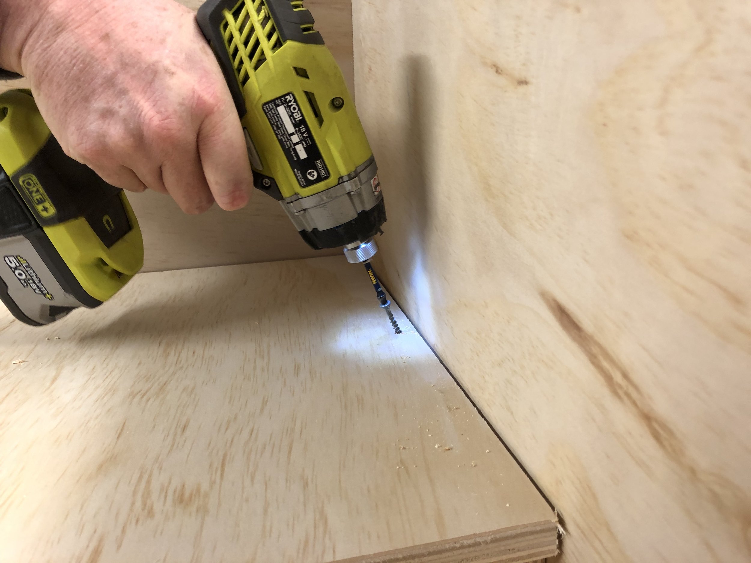 Screwing the shelf in place - Drive the screws in on an angle