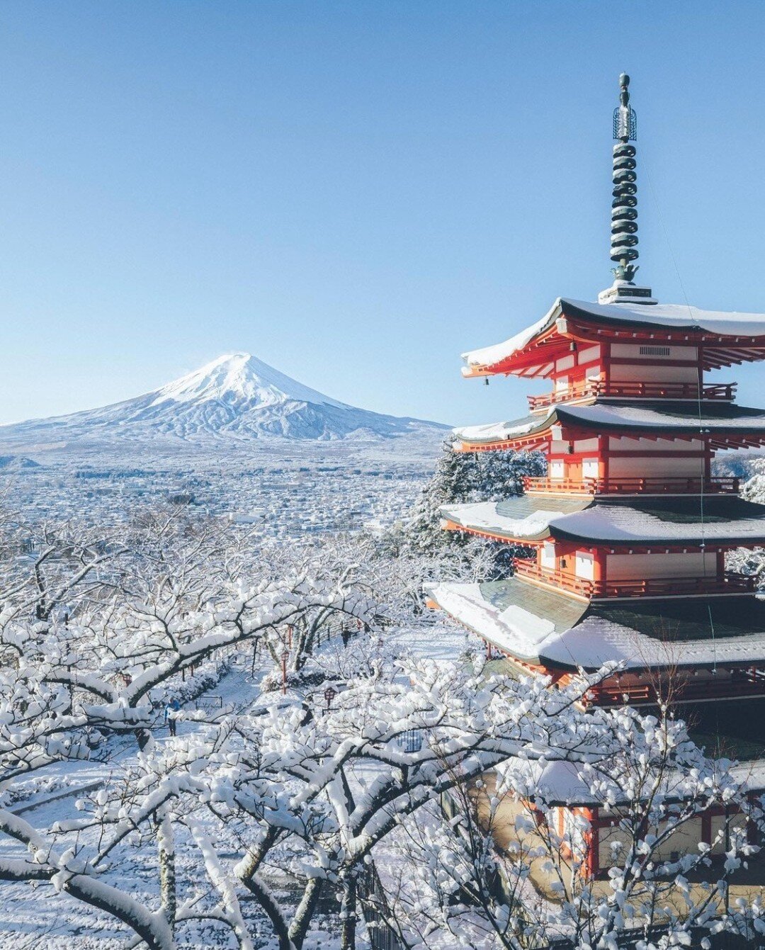 🗻 Beneath its wintry finery, Mount Fuji silently recounts its past, a solemn silhouette that spans the ages. ❄️

➡️ Breizh Café in Japan: Tokyo (Kagurazaka, Omotesando and Shinjuku), Kyoto, Yo