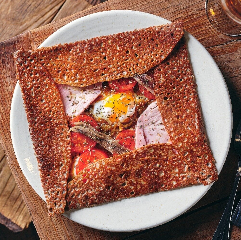 🍴Galette provençale, onion confit with cider, tomatoes, artisanal ham from Brittany, anchovies, comté cheese, organic mirror egg, herbes de Provence

➡️Découvrez this galette at our historic address, Breizh 