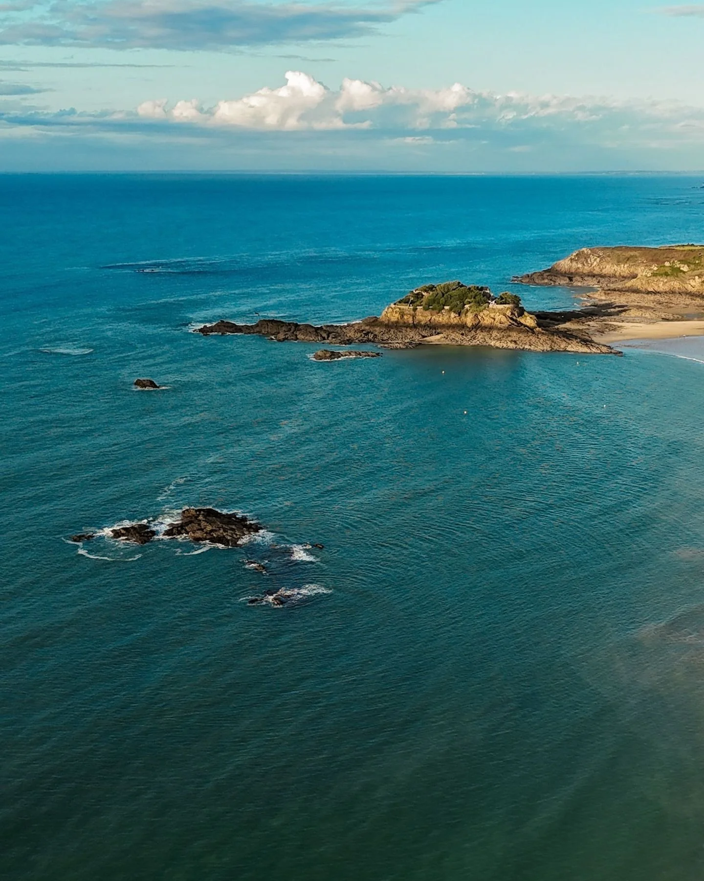 Berceau de notre inspiration, la Bretagne offre bien plus qu&rsquo;un paysage 🌅
Entre mer, vent et terre, na&icirc;t l&rsquo;esprit Breizh Caf&eacute; : celui du terroir, du go&ucirc;t et des lumi&egrave;res qui changent tout.

📸 @dlmns