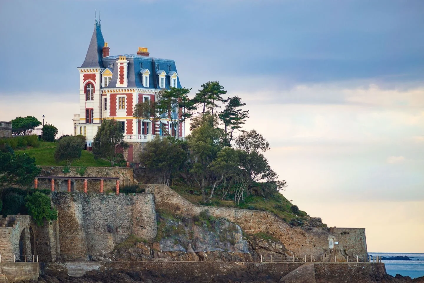 🎉 2 days to go until the opening of Breizh Café Dinard!

It's here, on the Emerald Coast, that it all began 💙
Bertrand Larcher took his first steps here, and today, Breizh Café returns, l