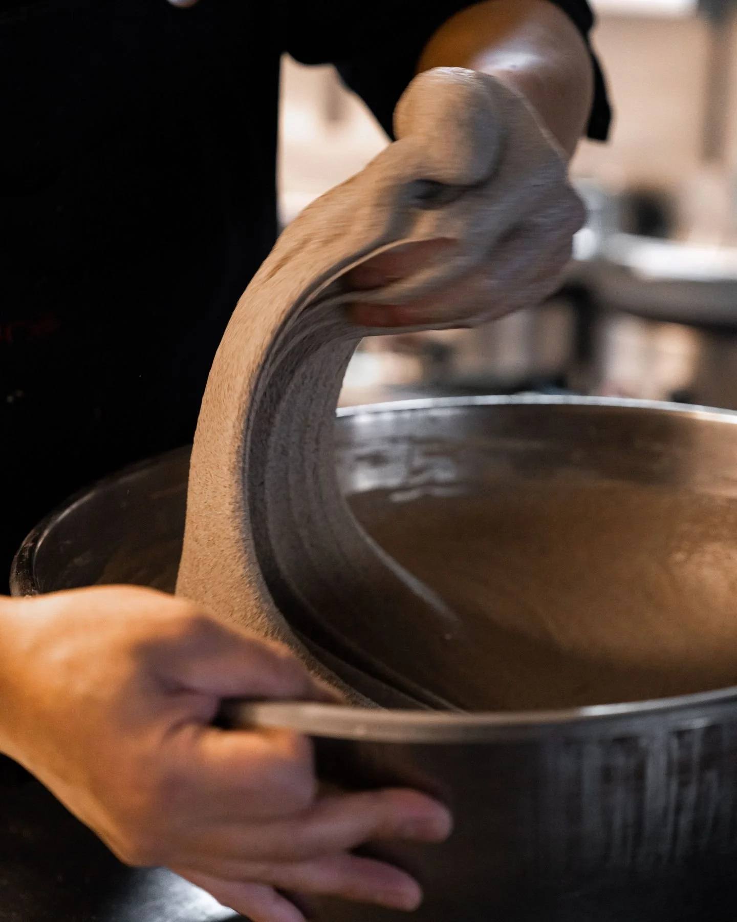 De la pâte au billig, le sarrasin prend vie entre nos mains.
Un seul ingrédient, un savoir-faire, des gestes répétés chaque jour avec passion.
Ici, rien n’est laissé au hasard : le temps de repos, la te